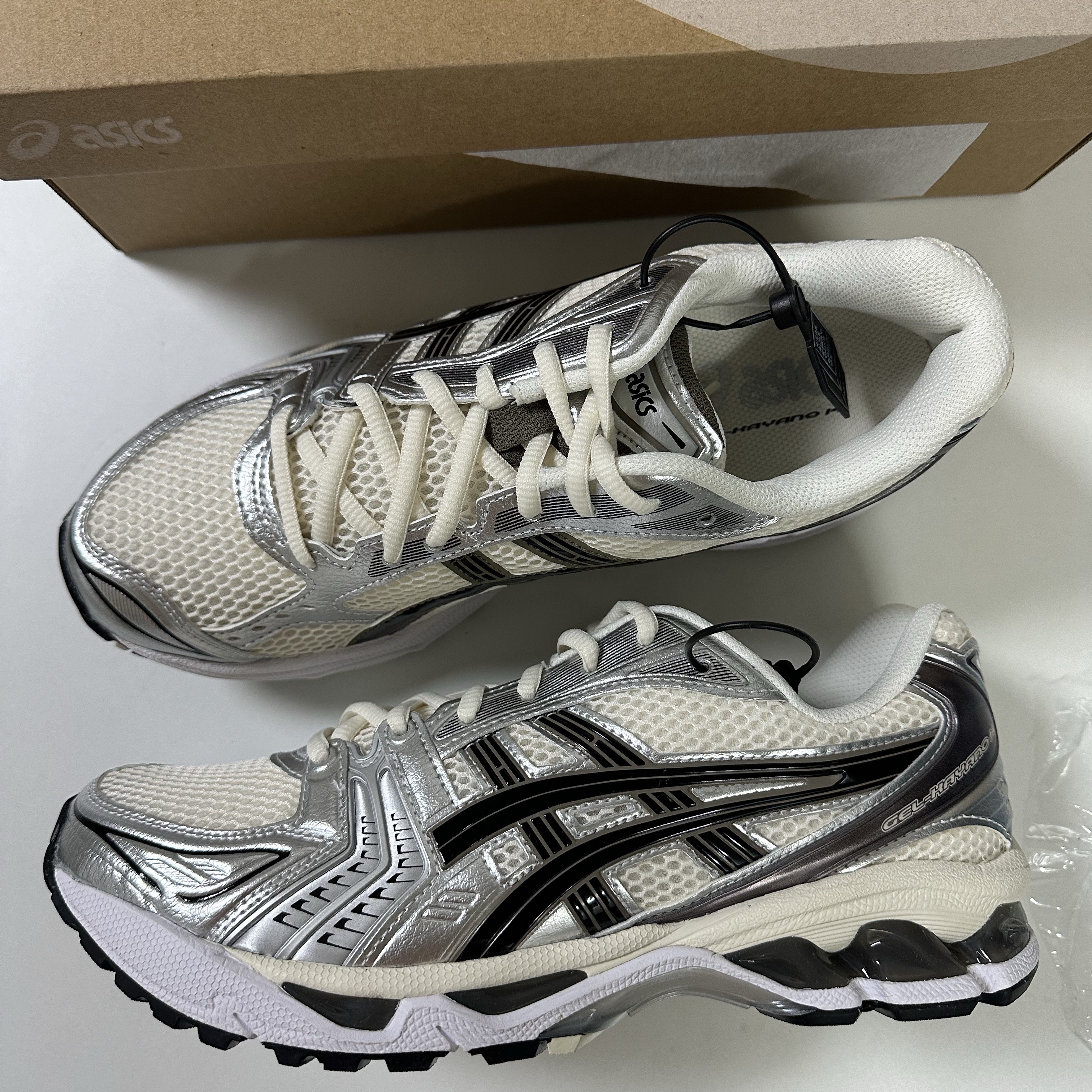 Asics Gel-Kayano 14 Cream Black 착용 스타일