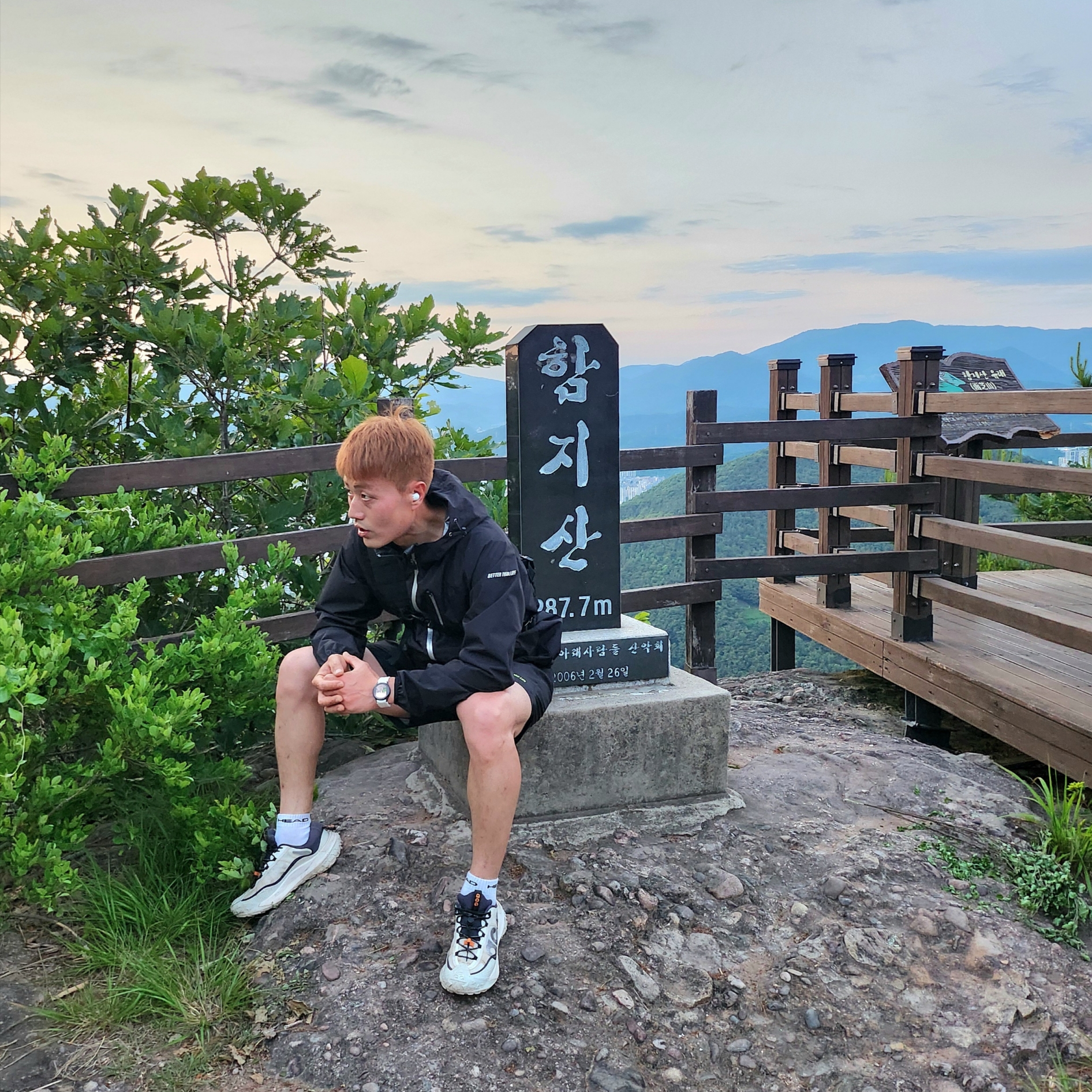 Nike ACG Mountain Fly 2 Low Summit White and Bright Mandarin 착용 스타일