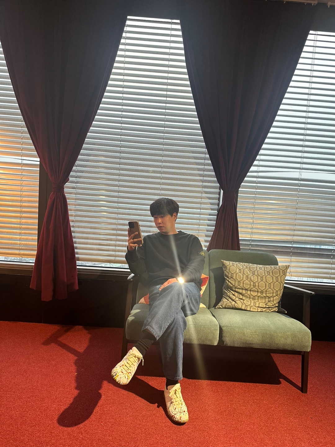 Stone Island 63020 Crewneck Sweatshirt Black - 22FW, Maison Margiela Replica Paint Drop Sneakers 착용 스타일 - 2