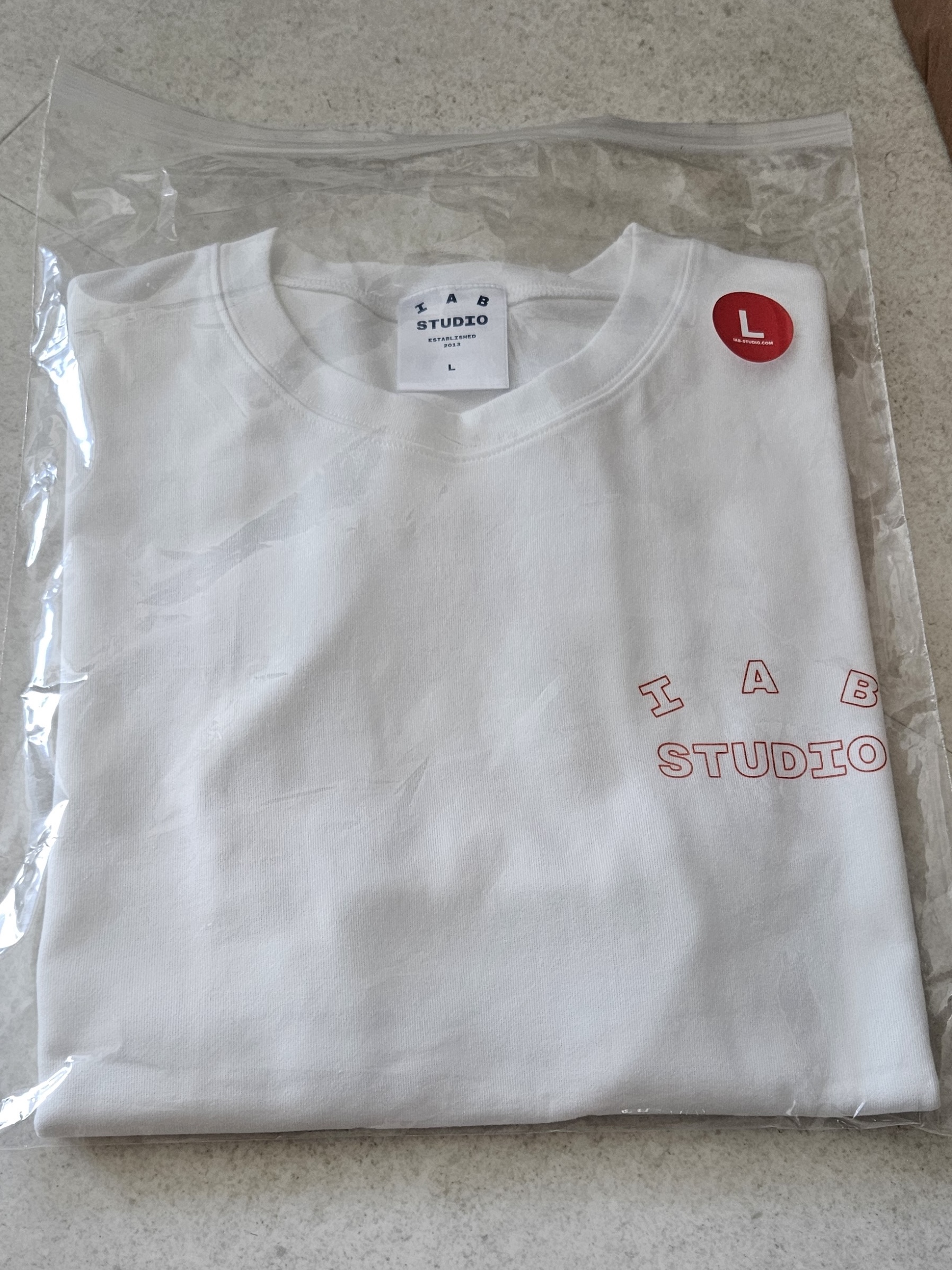 IAB Studio Line Logo T-Shirt White Orange 착용 스타일 - 1