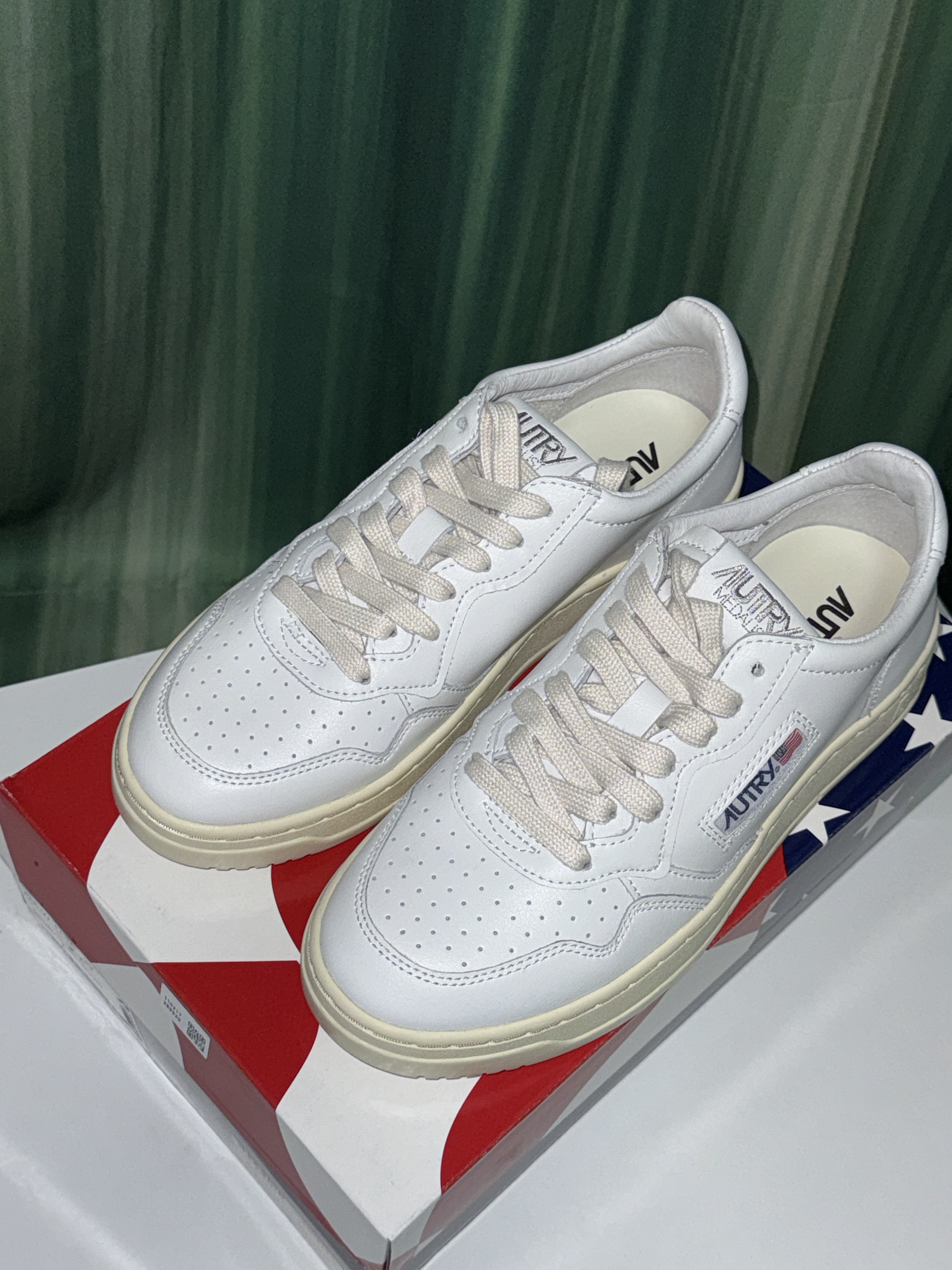 (W) Autry Medalist Low Leather Sneakers White 착용 스타일 - 2