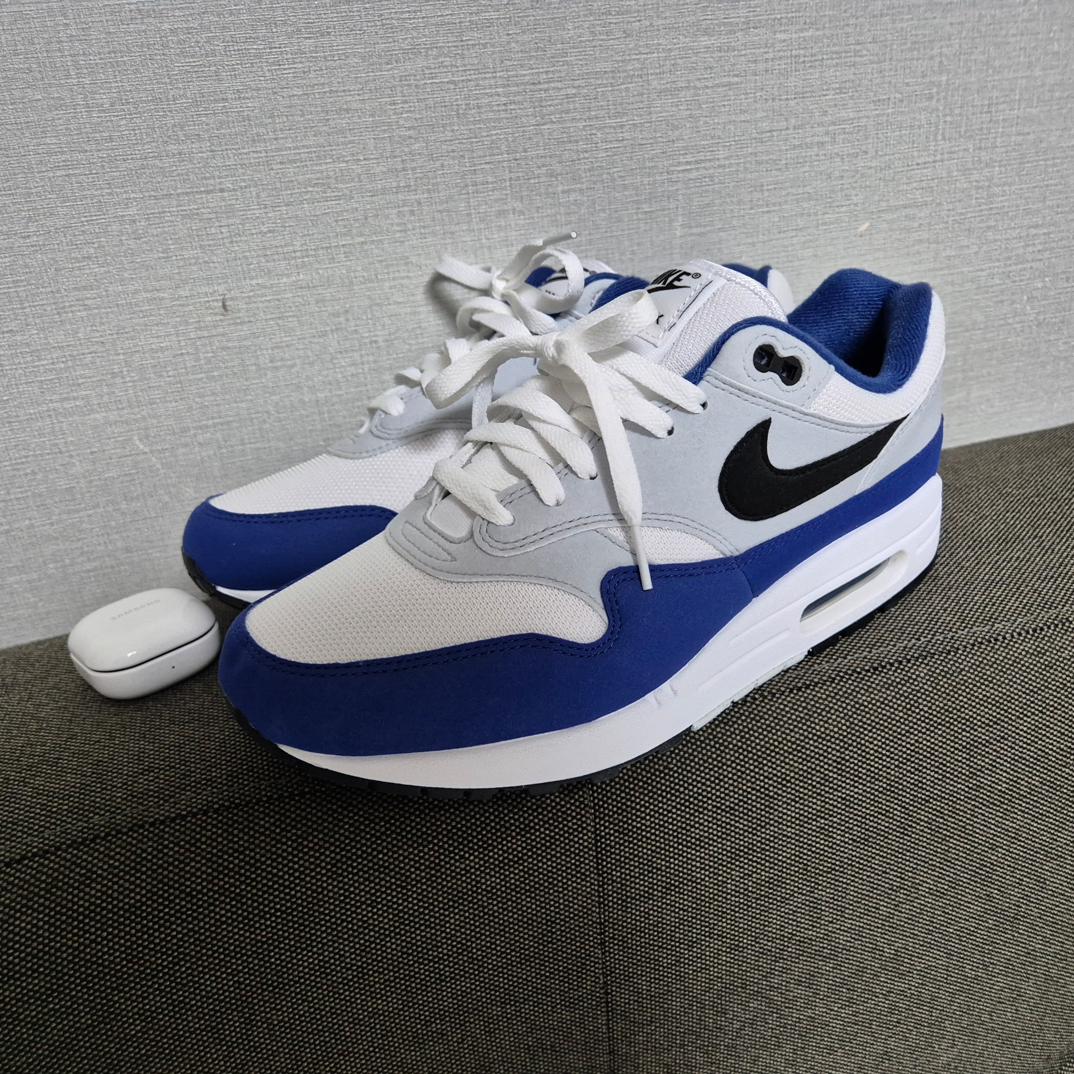 Nike Air Max 1 Deep Royal Blue, Stone Island L0803 Stretch Cotton Canvas Garment Dyed Cargo Bermuda Shorts Black - 24SS 착용 스타일 - 3