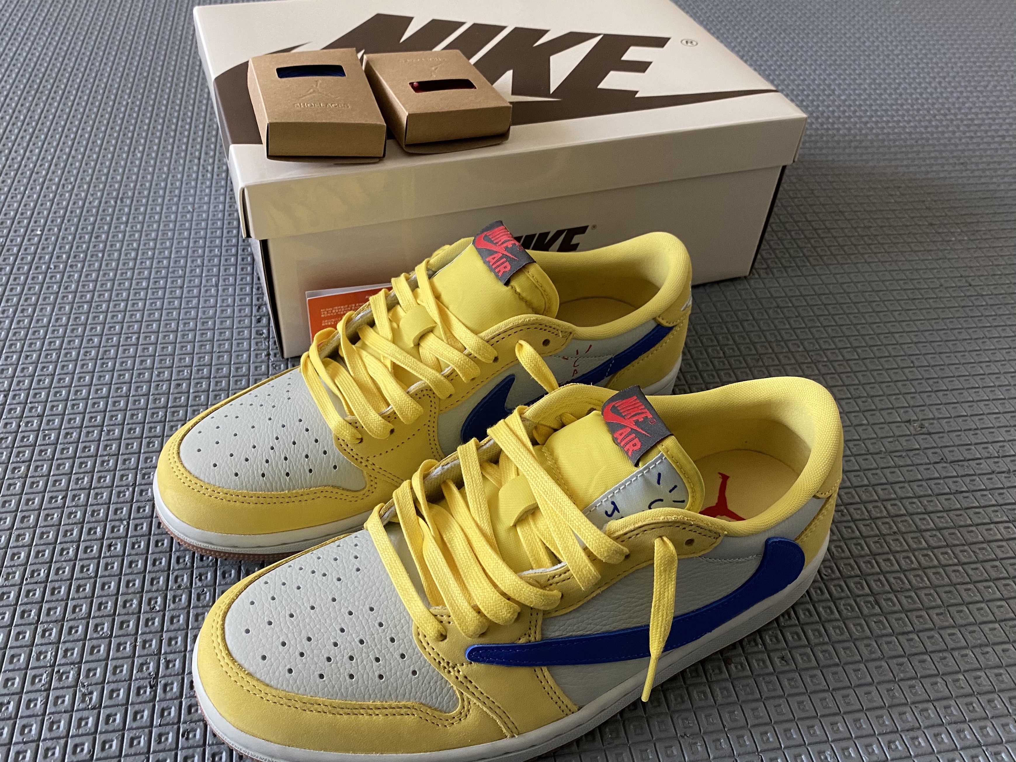 (W) Jordan 1 x Travis Scott Retro Low OG SP Canary 착용 스타일 - 2