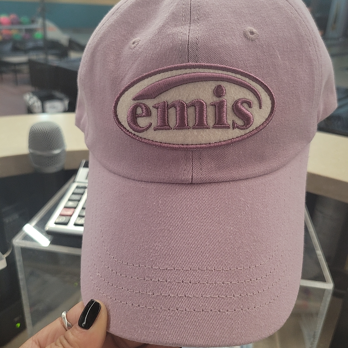 Emis Tone On Tone Wappen Ball Cap Light Purple 착용 스타일 - 1