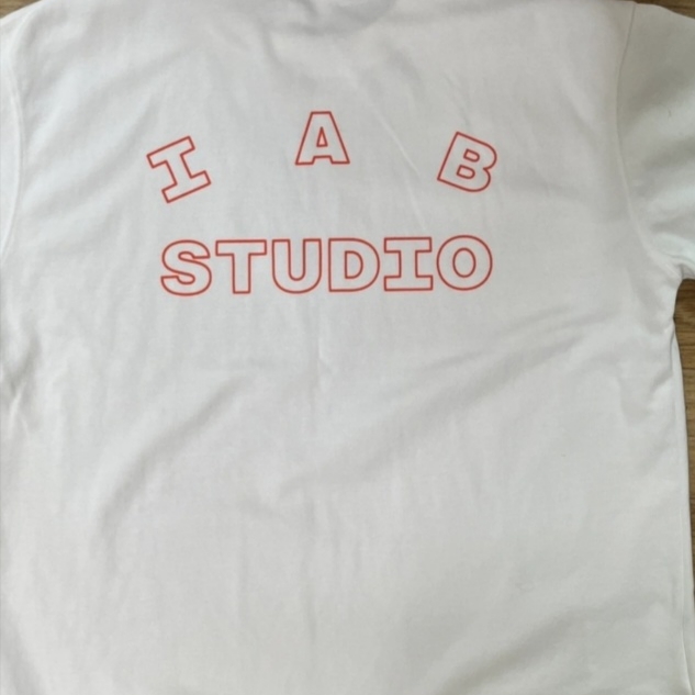 IAB Studio Line Logo T-Shirt White Orange 착용 스타일 - 2