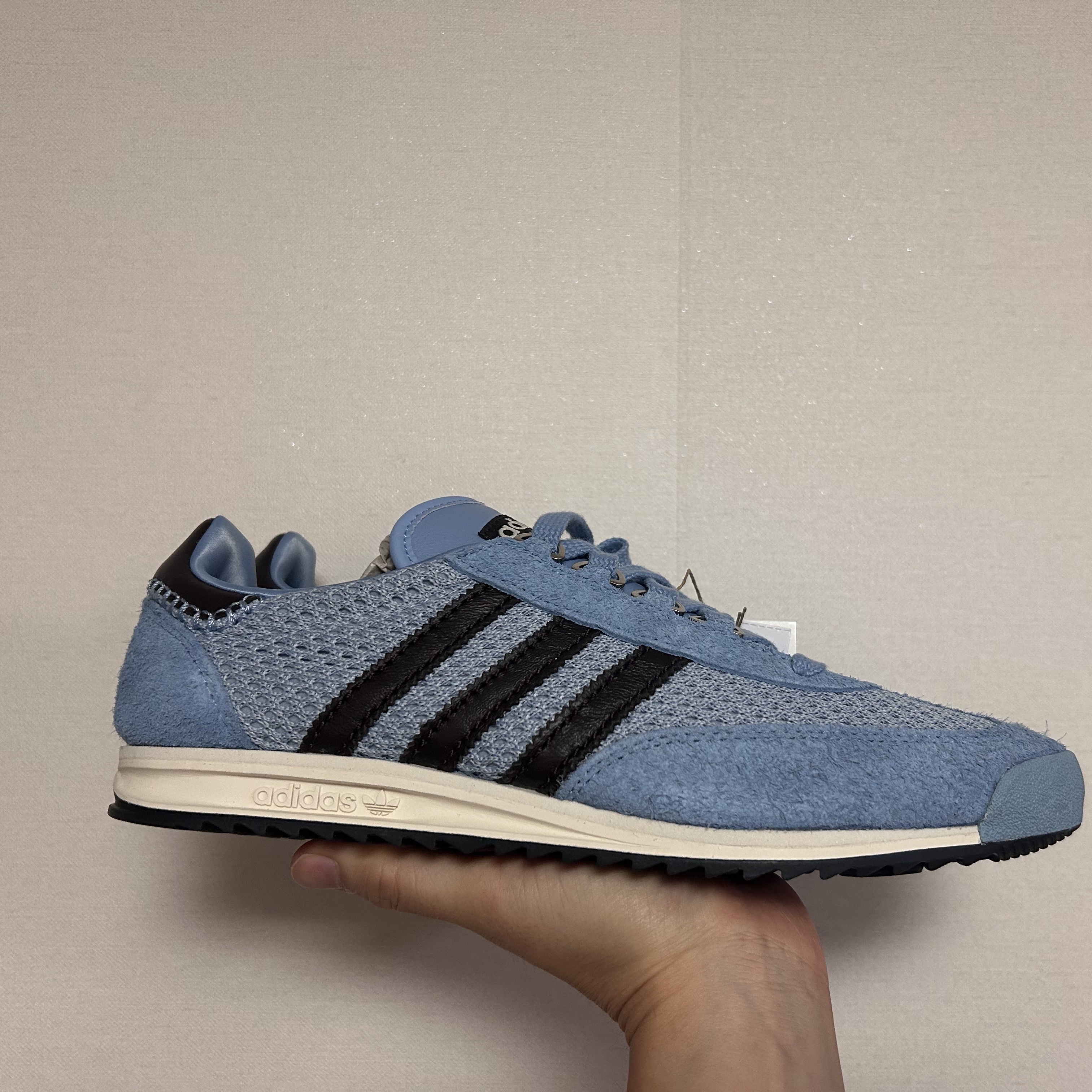 Adidas x Wales Bonner SL 76 Ash Blue Core Black 착용 스타일 - 1