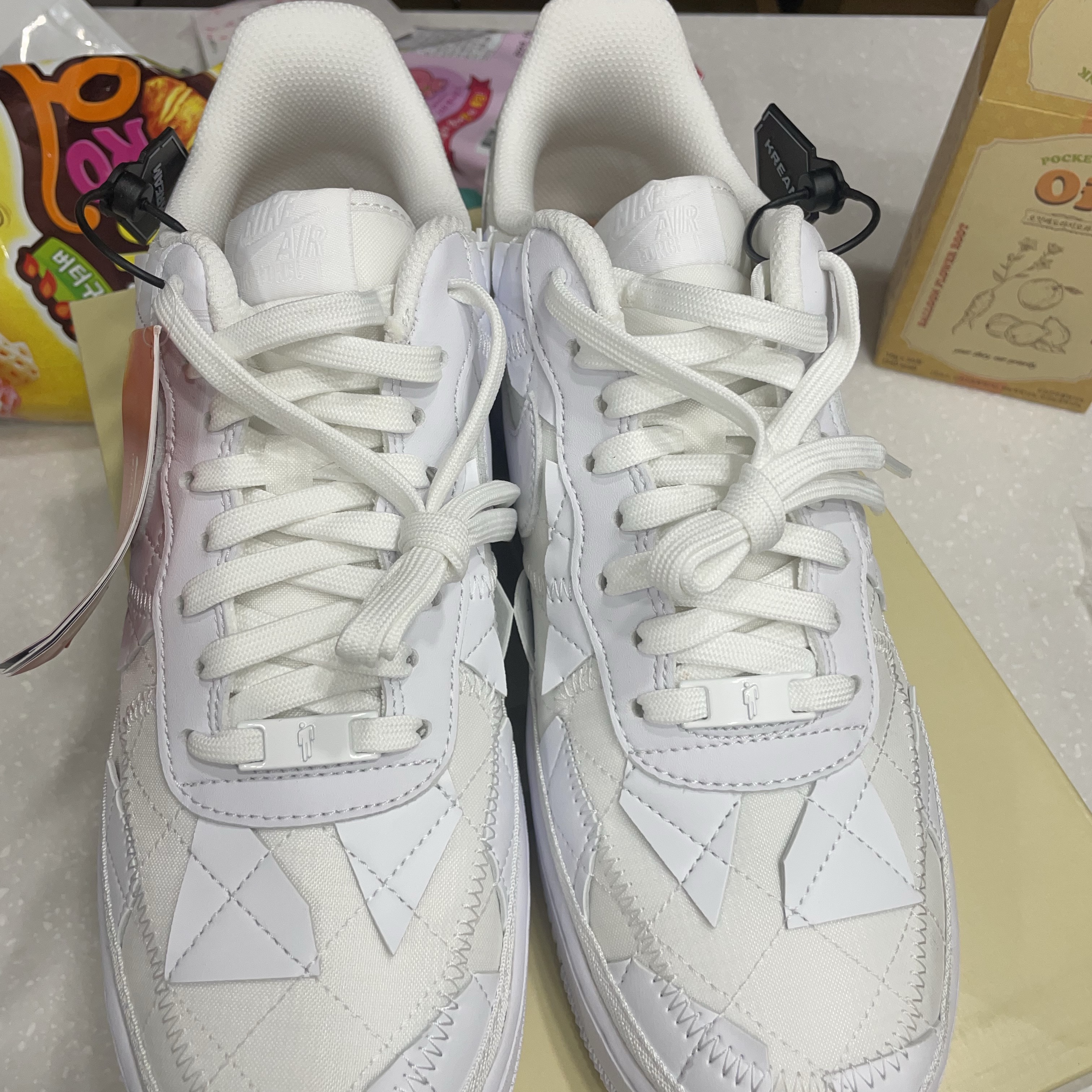Nike x Billie Eilish Air Force 1 Low SP Triple White 착용 스타일 - 2