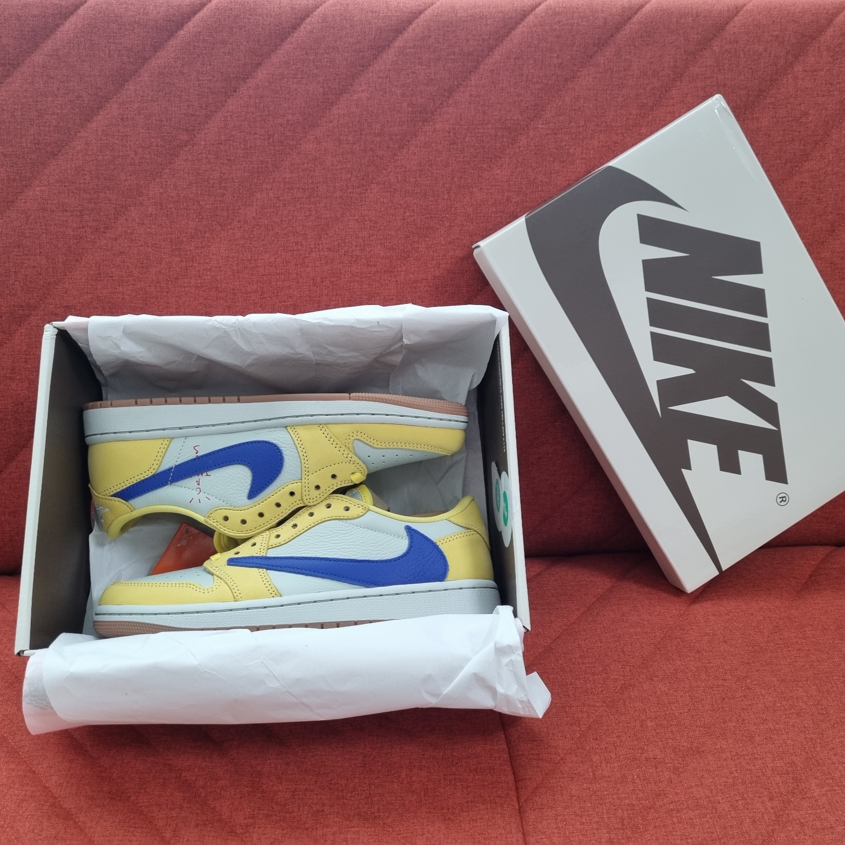 (W) Jordan 1 x Travis Scott Retro Low OG SP Canary 착용 스타일 - 2