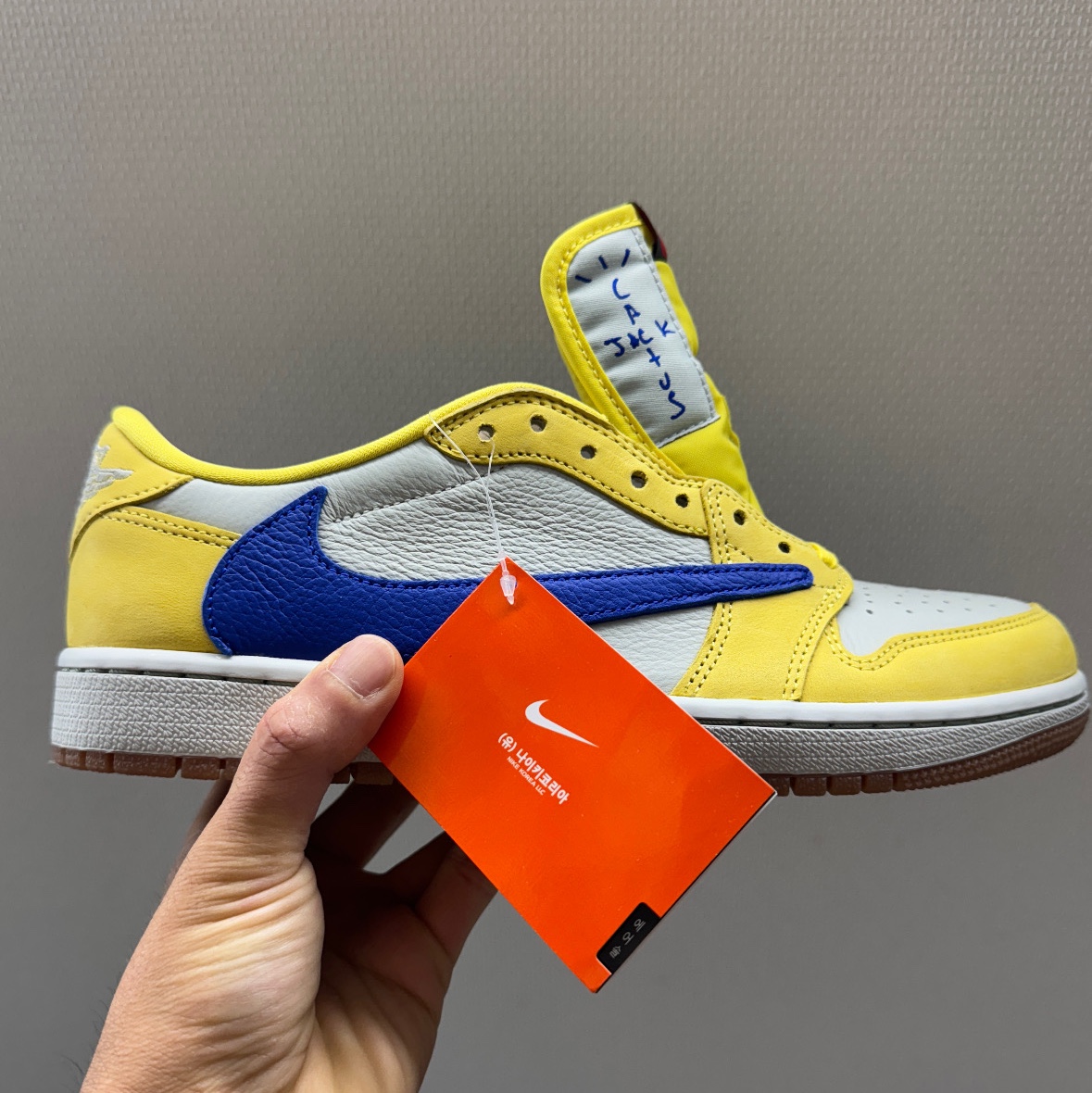 (W) Jordan 1 x Travis Scott Retro Low OG SP Canary 착용 스타일 - 1