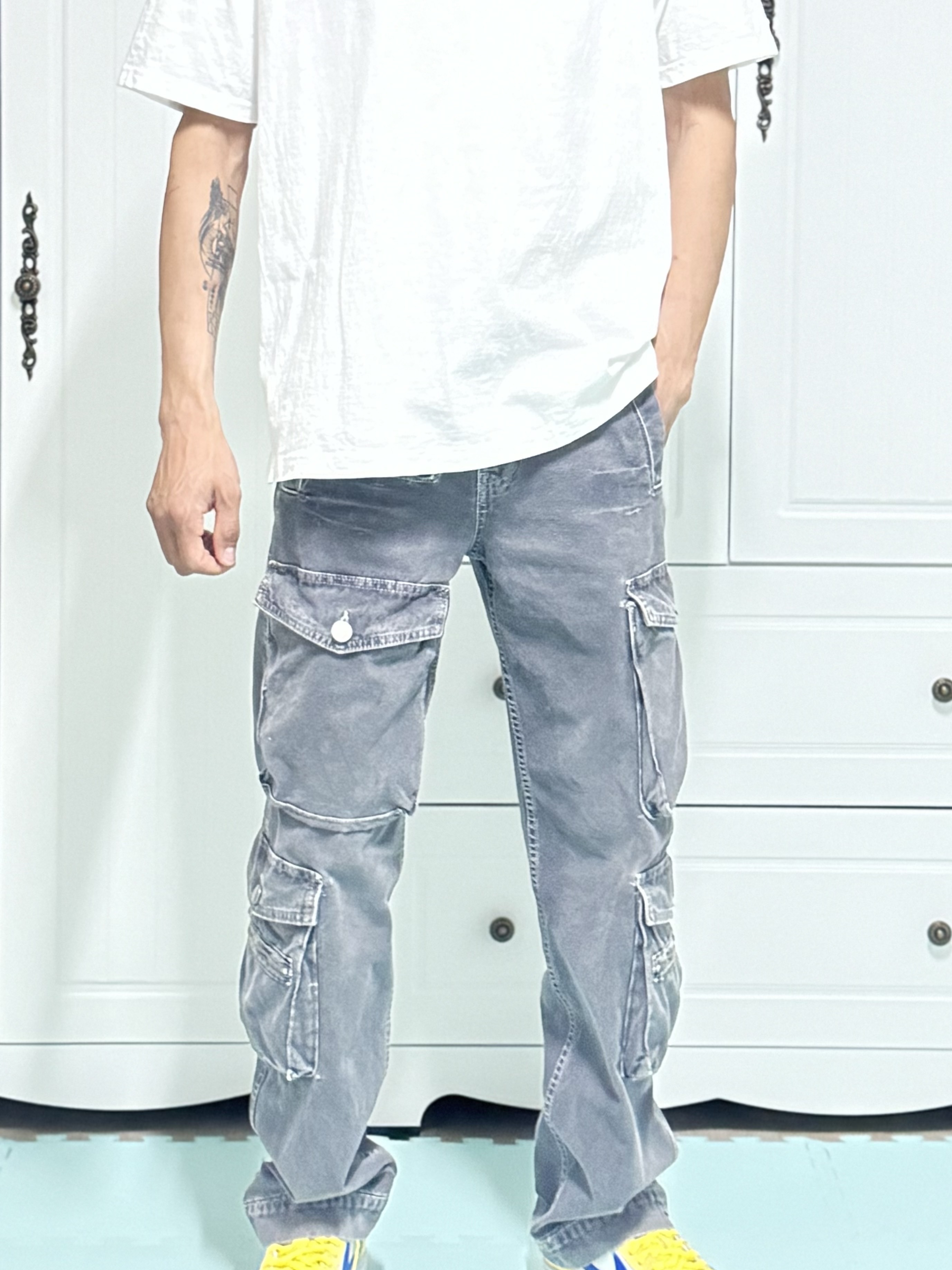 (W) Jordan 1 x Travis Scott Retro Low OG SP Canary, Stussy Kittens T-Shirt White 착용 스타일 - 5