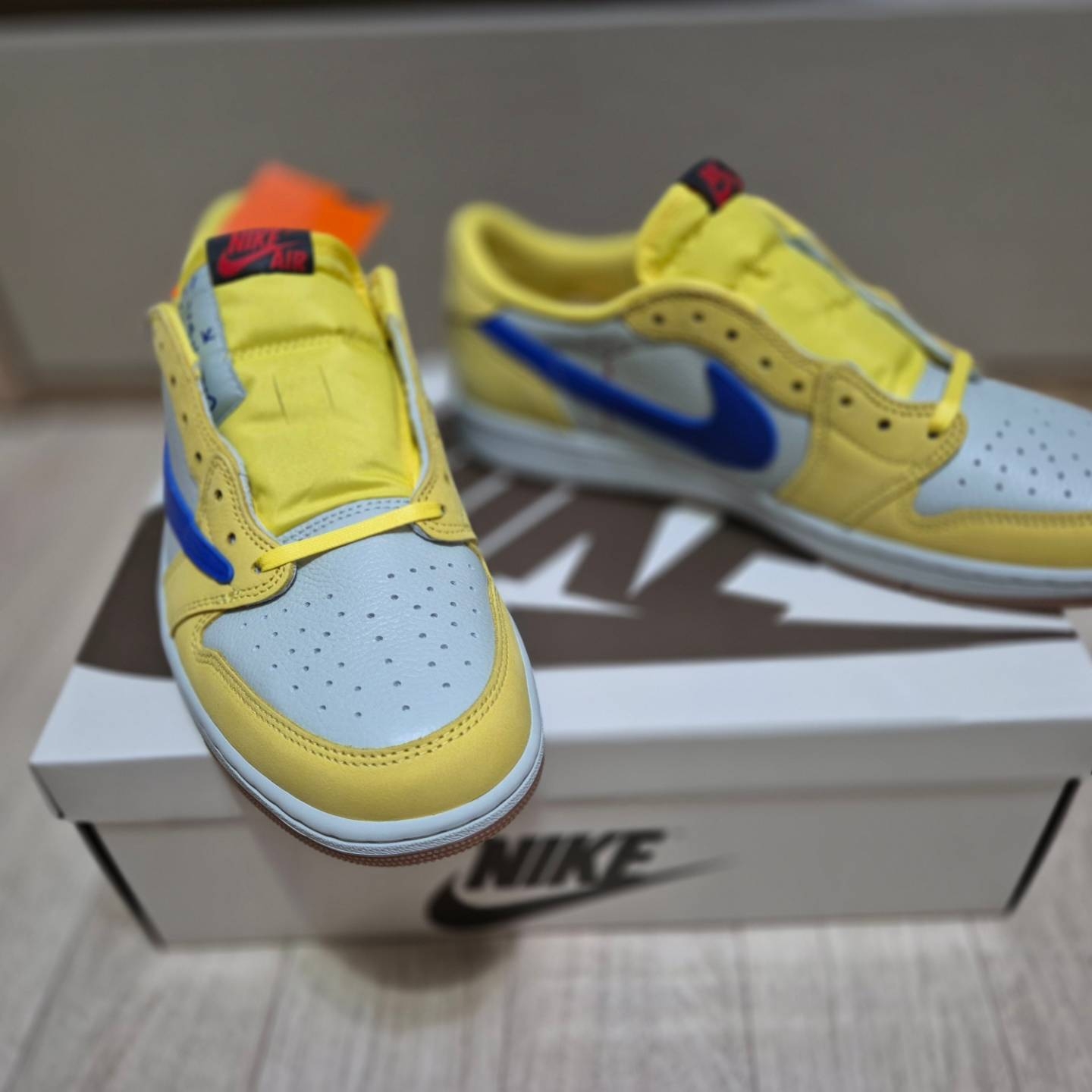 (W) Jordan 1 x Travis Scott Retro Low OG SP Canary 착용 스타일 - 4