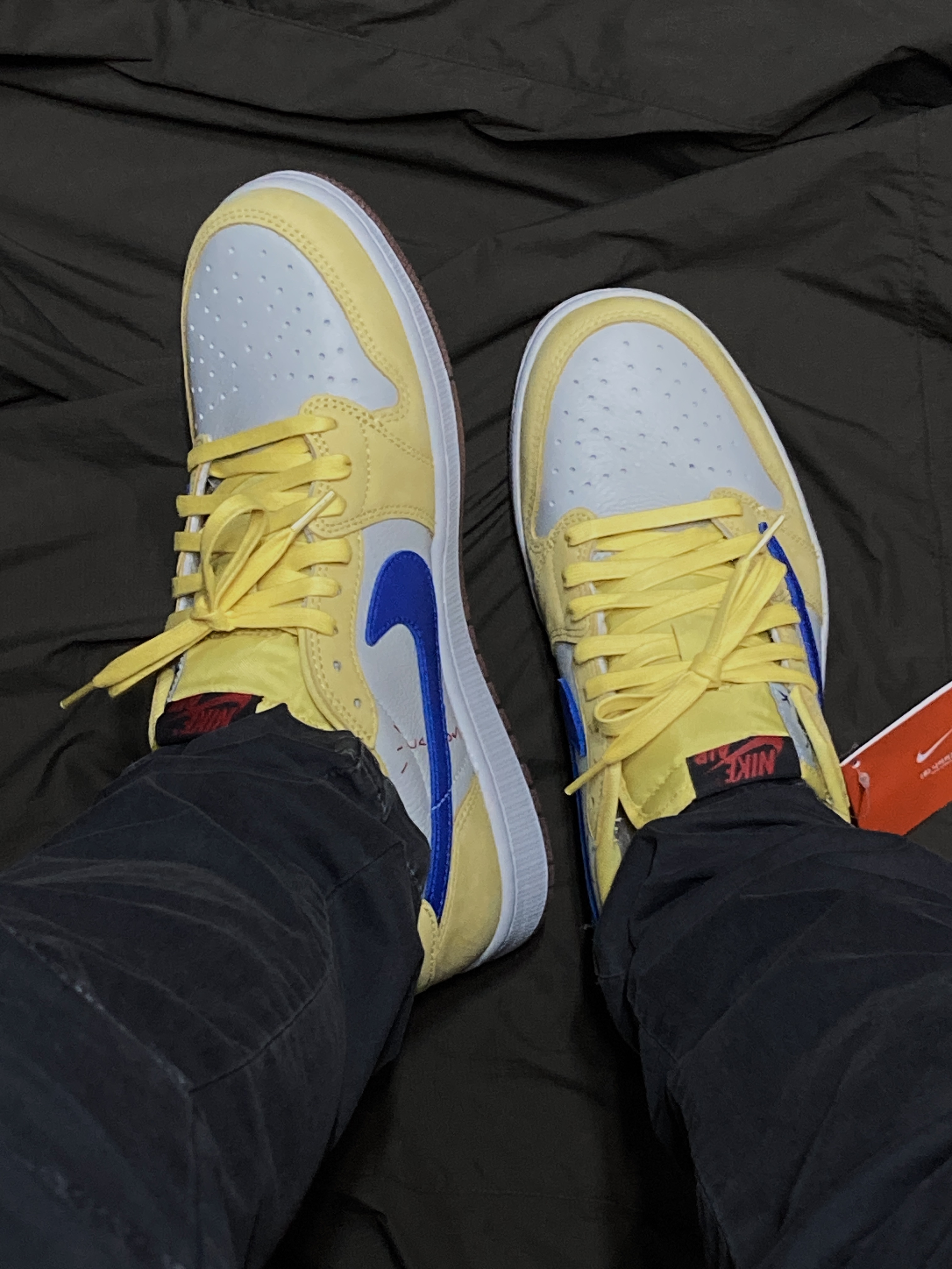 (W) Jordan 1 x Travis Scott Retro Low OG SP Canary 착용 스타일 - 2