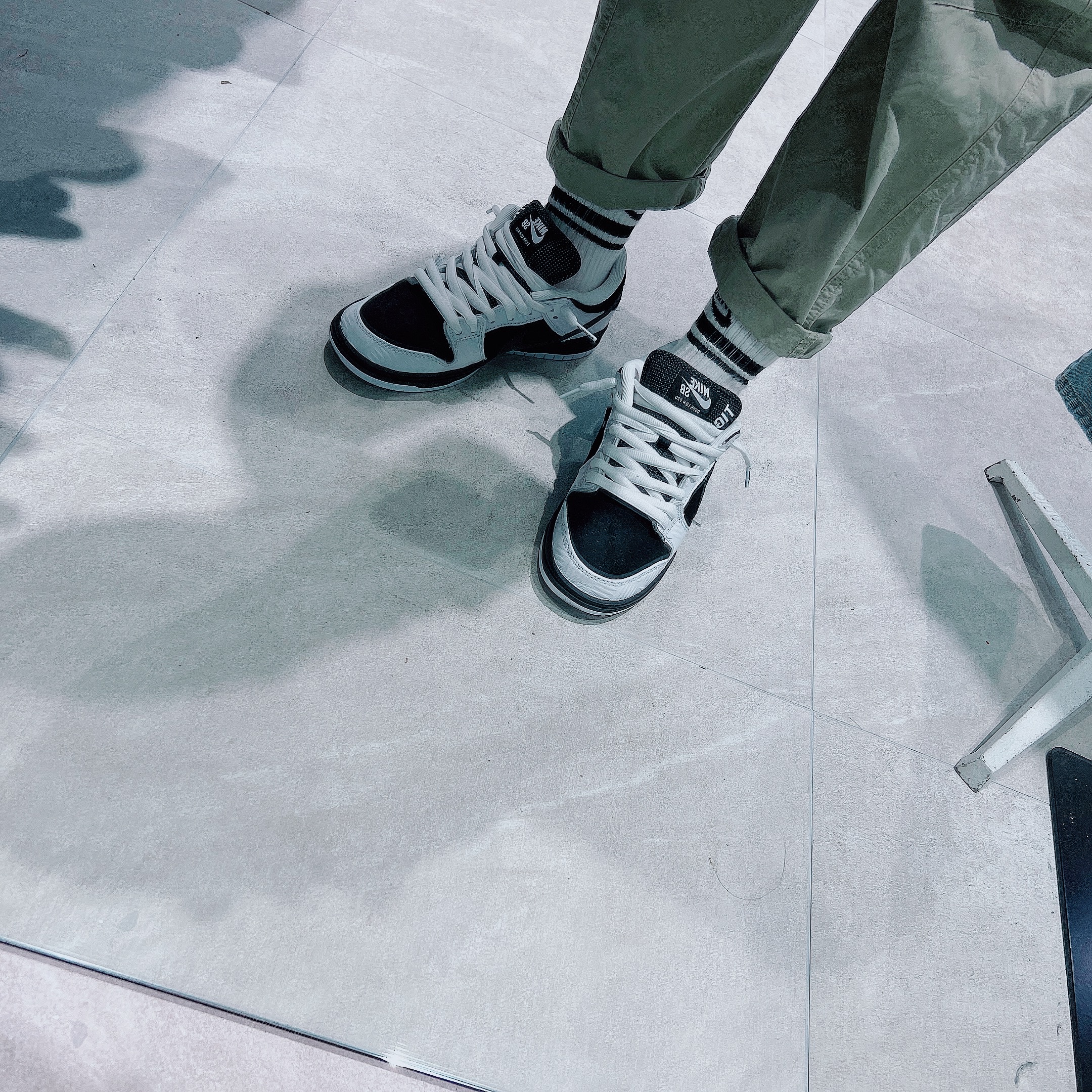 Nike x Tightbooth SB Dunk Low Pro Black and White 착용 스타일 - 2