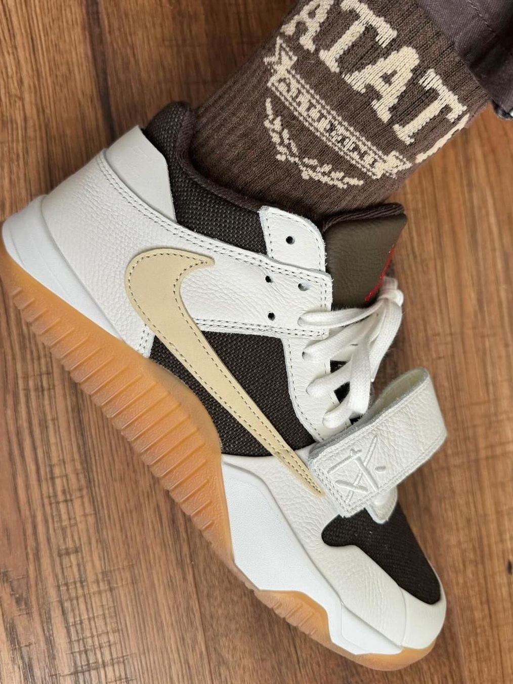 Jordan x Travis Scott Jumpman Jack TR Sail and Dark Mocha 착용 스타일 - 5