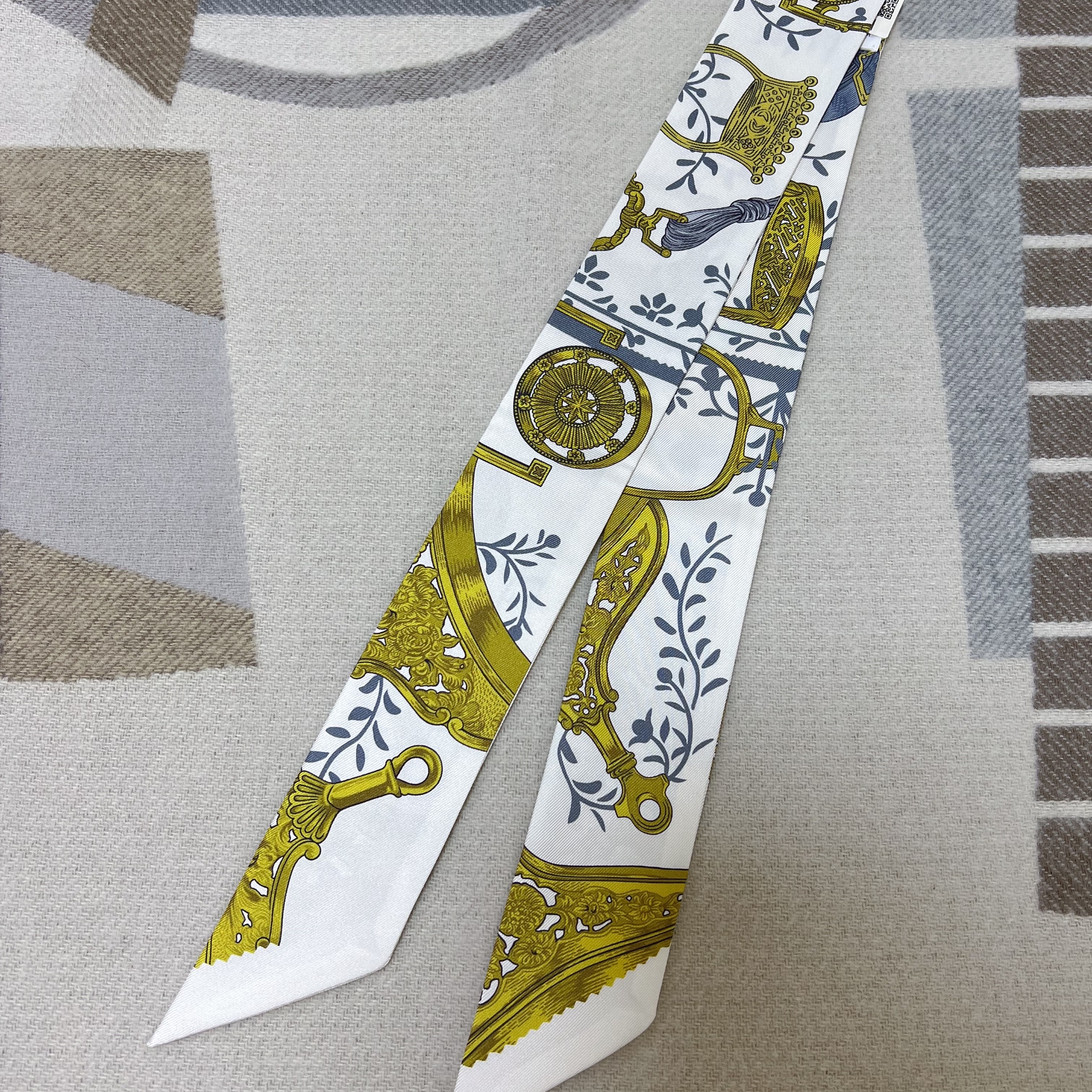 (W) Hermes Etiers Remix Twilly Blanc Gris Bleu Dore 착용 스타일 - 4