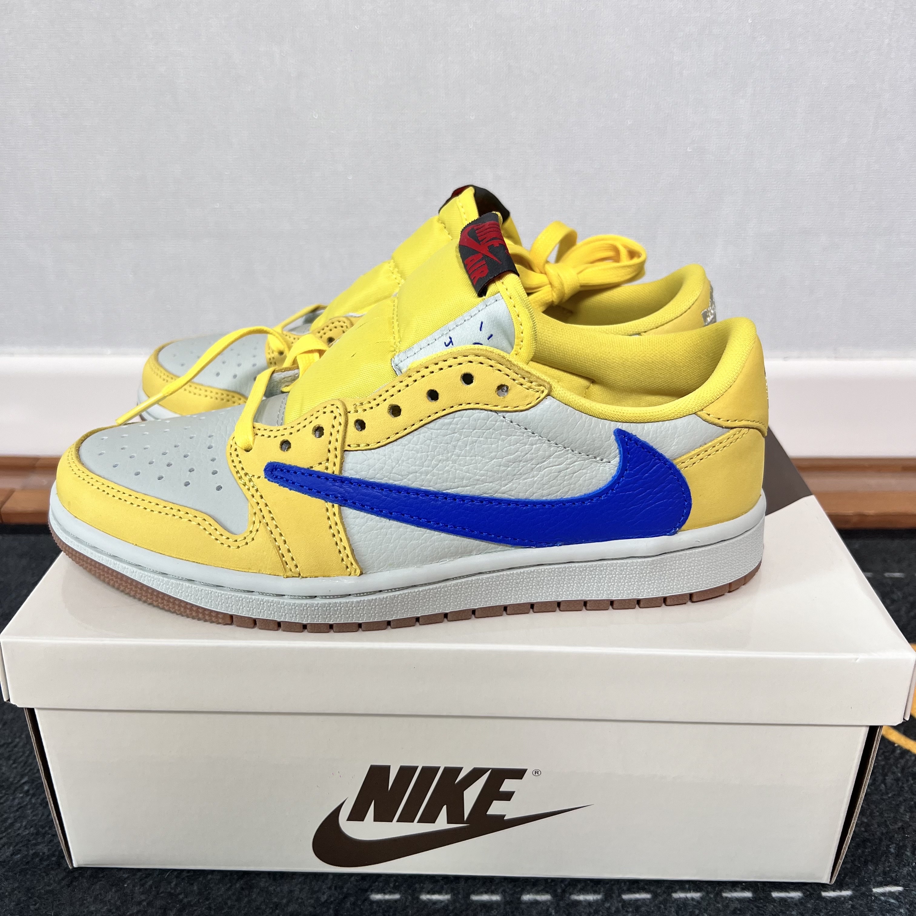 (W) Jordan 1 x Travis Scott Retro Low OG SP Canary 착용 스타일 - 1