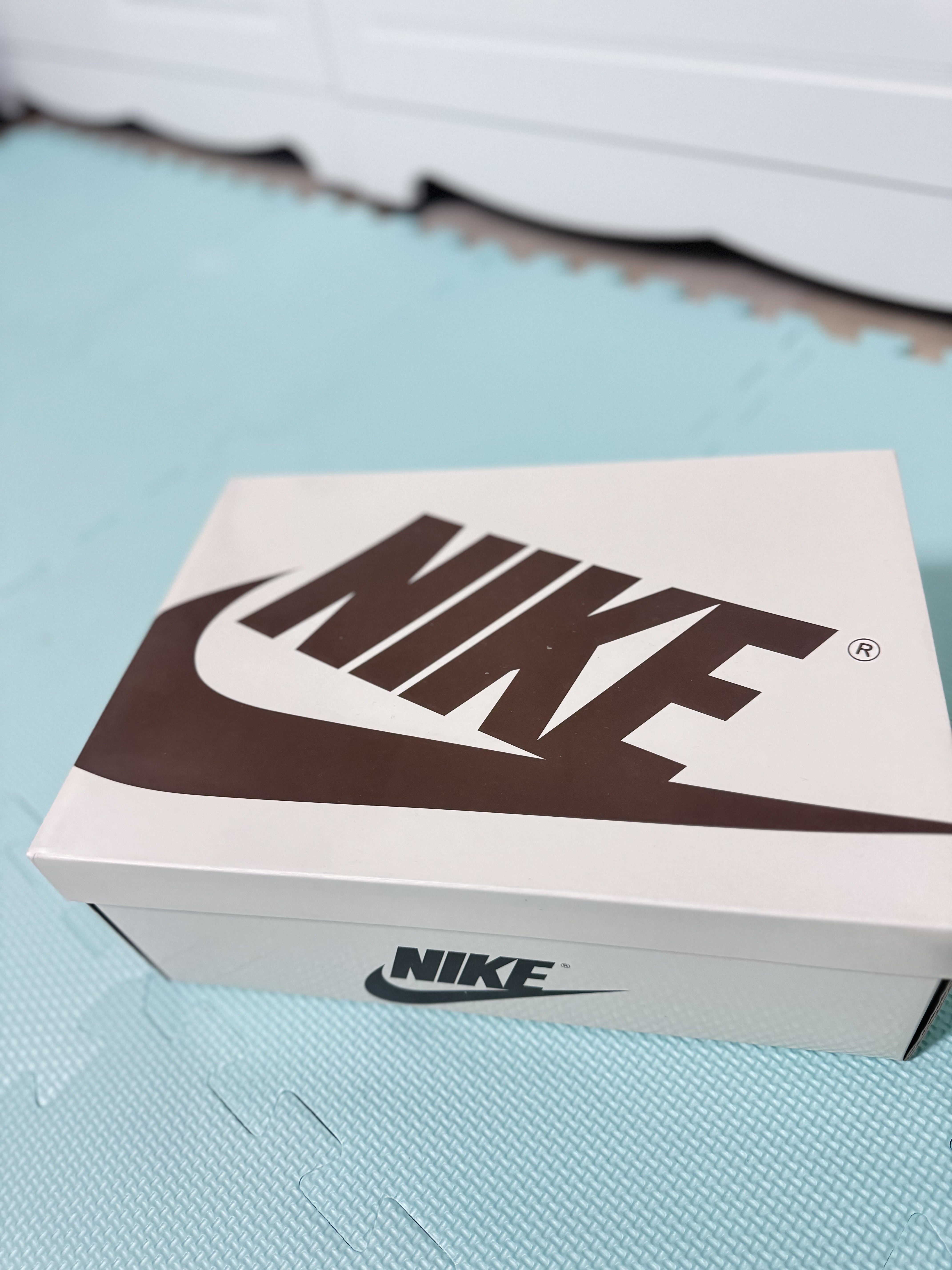(W) Jordan 1 x Travis Scott Retro Low OG SP Canary, Stussy Kittens T-Shirt White 착용 스타일 - 1