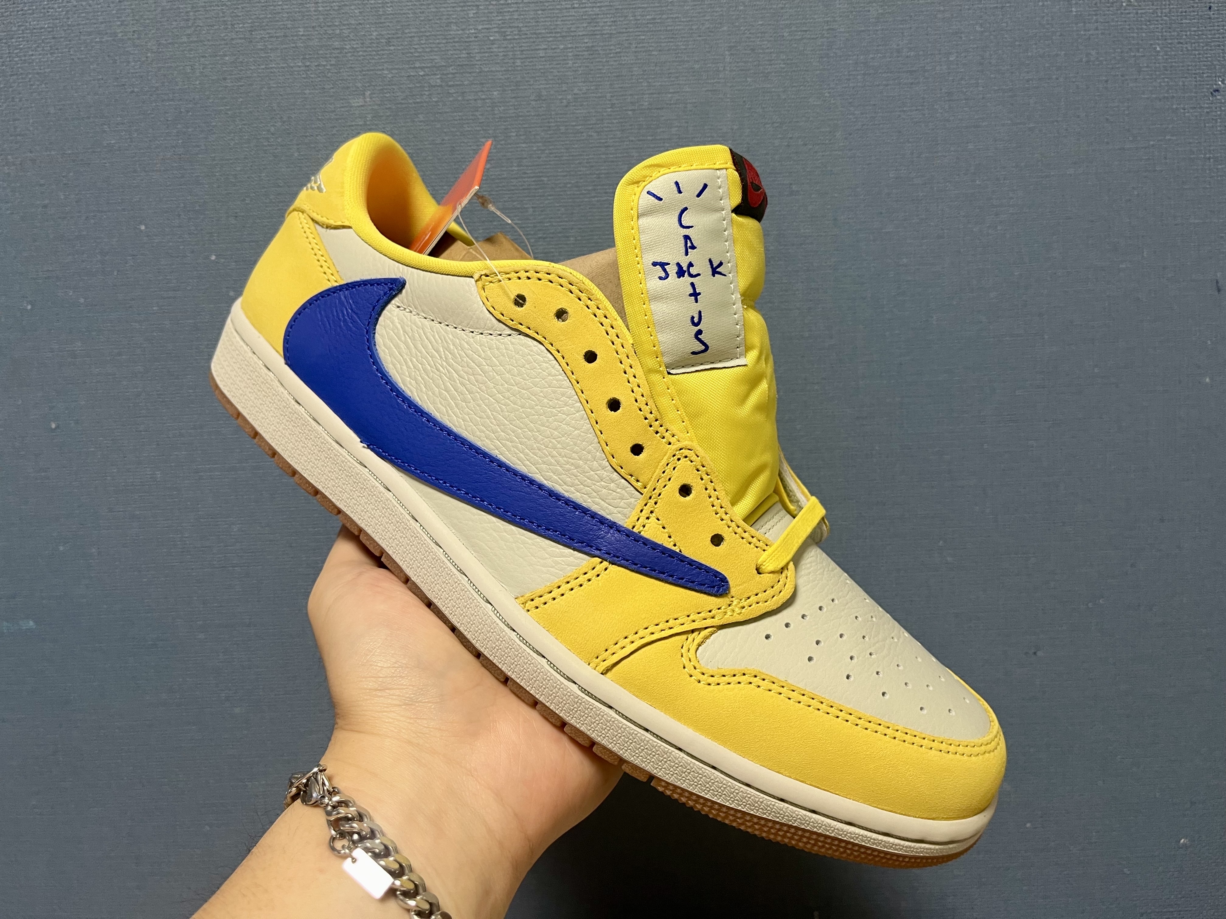 (W) Jordan 1 x Travis Scott Retro Low OG SP Canary 착용 스타일 - 1