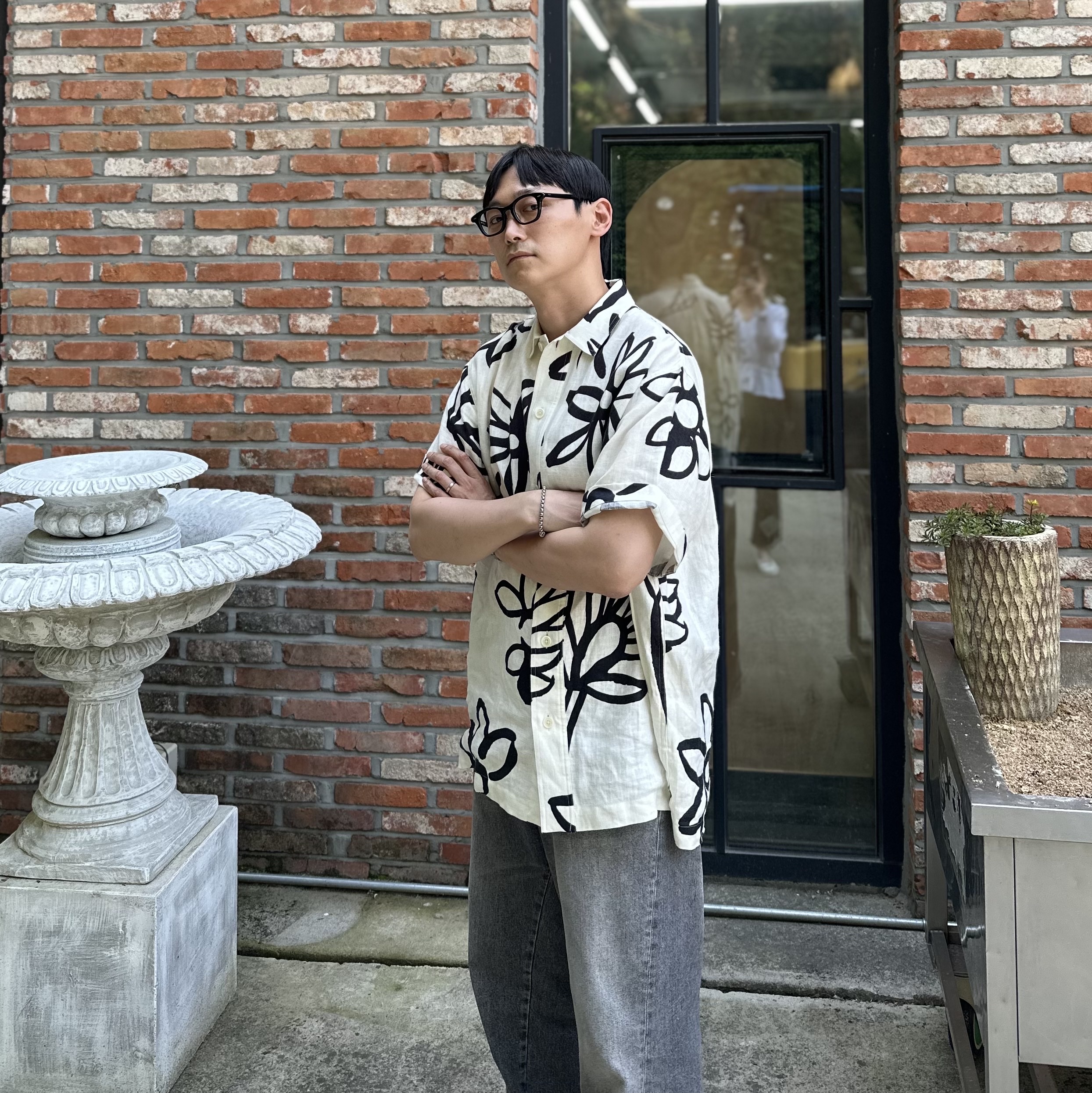 Jacquemus La Chemise Moisson Flower Sketch Short Sleeved Shirt Print Black White Flowers 착용 스타일 - 2