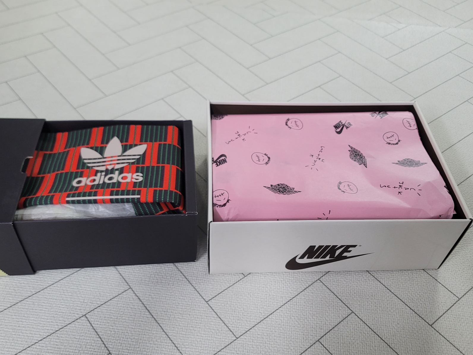 (W) Jordan 1 x Travis Scott Retro Low OG SP Canary, Adidas x Wales Bonner Samba Supplier Colour Wonder White 착용 스타일 - 2