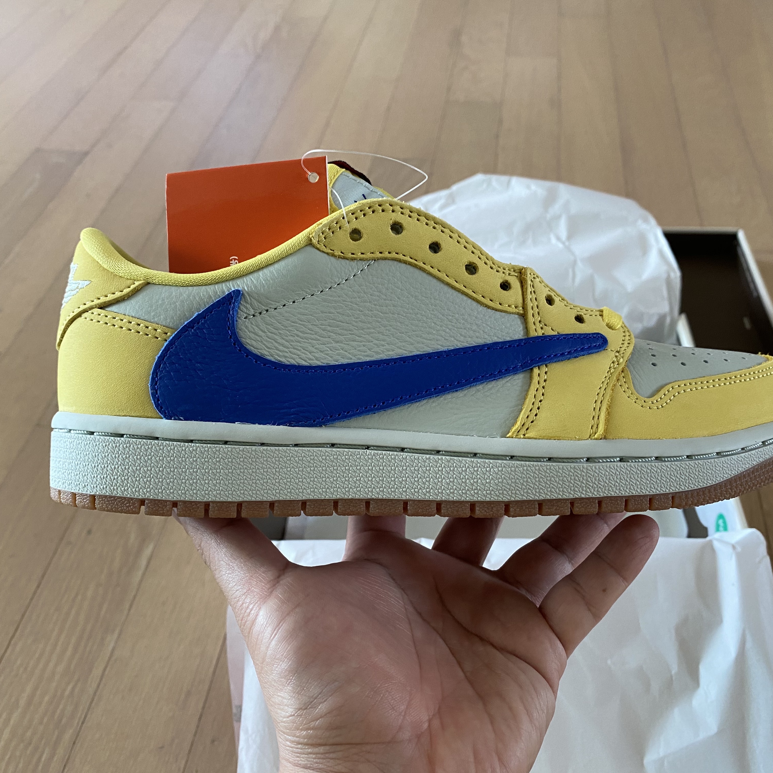 (W) Jordan 1 x Travis Scott Retro Low OG SP Canary 착용 스타일 - 6