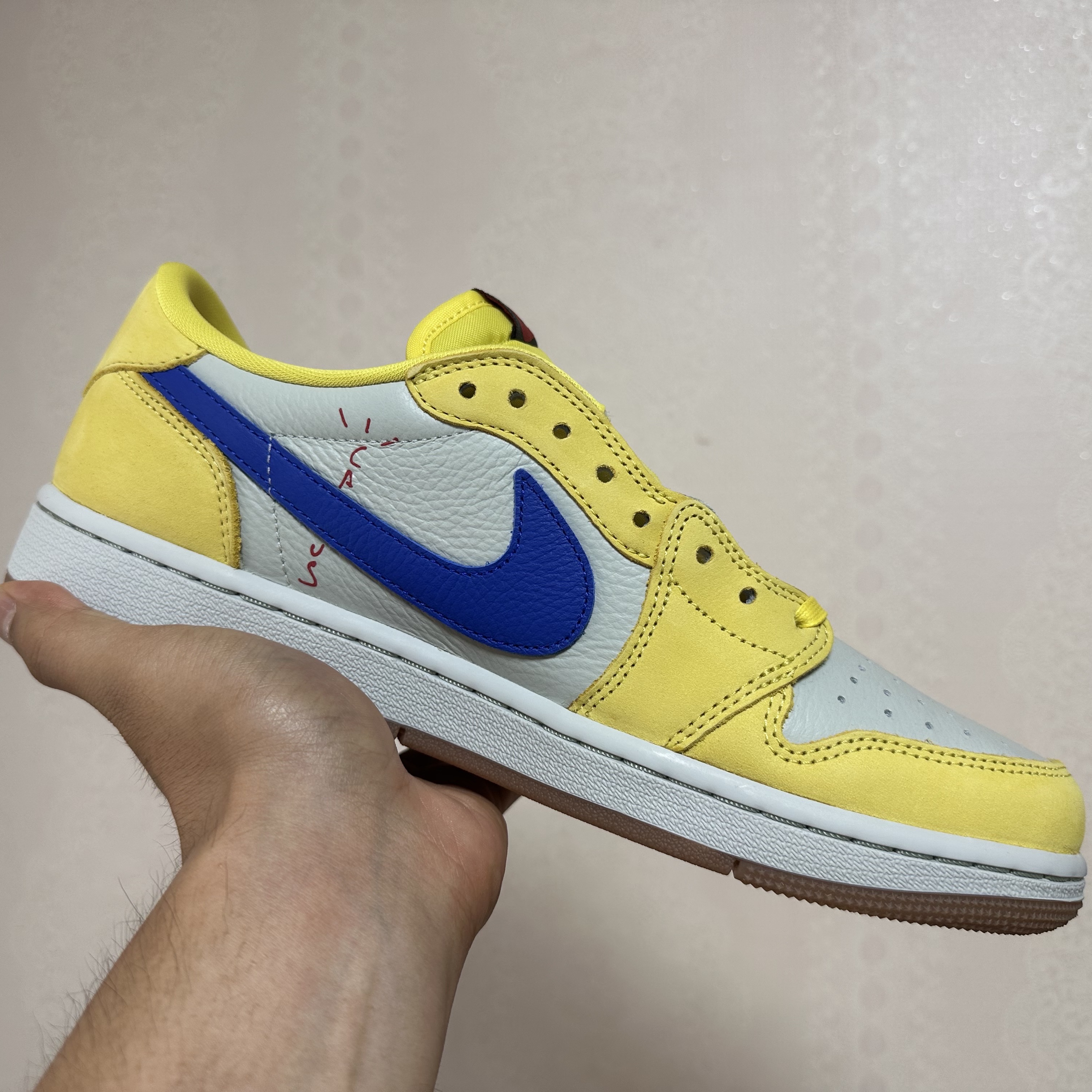 (W) Jordan 1 x Travis Scott Retro Low OG SP Canary 착용 스타일 - 6