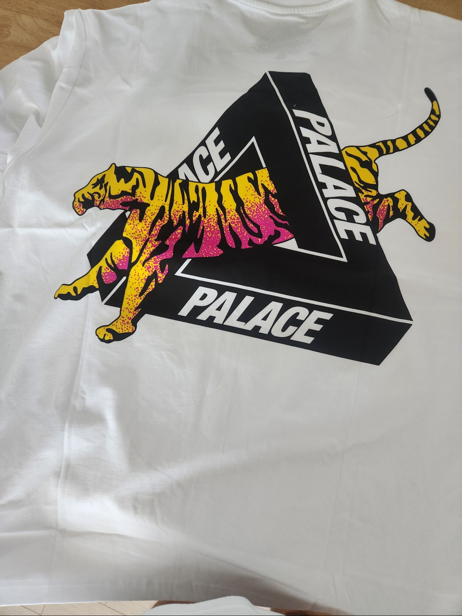 Palace Korea Tri-Ferg T-Shirt White - 24SS 착용 스타일
