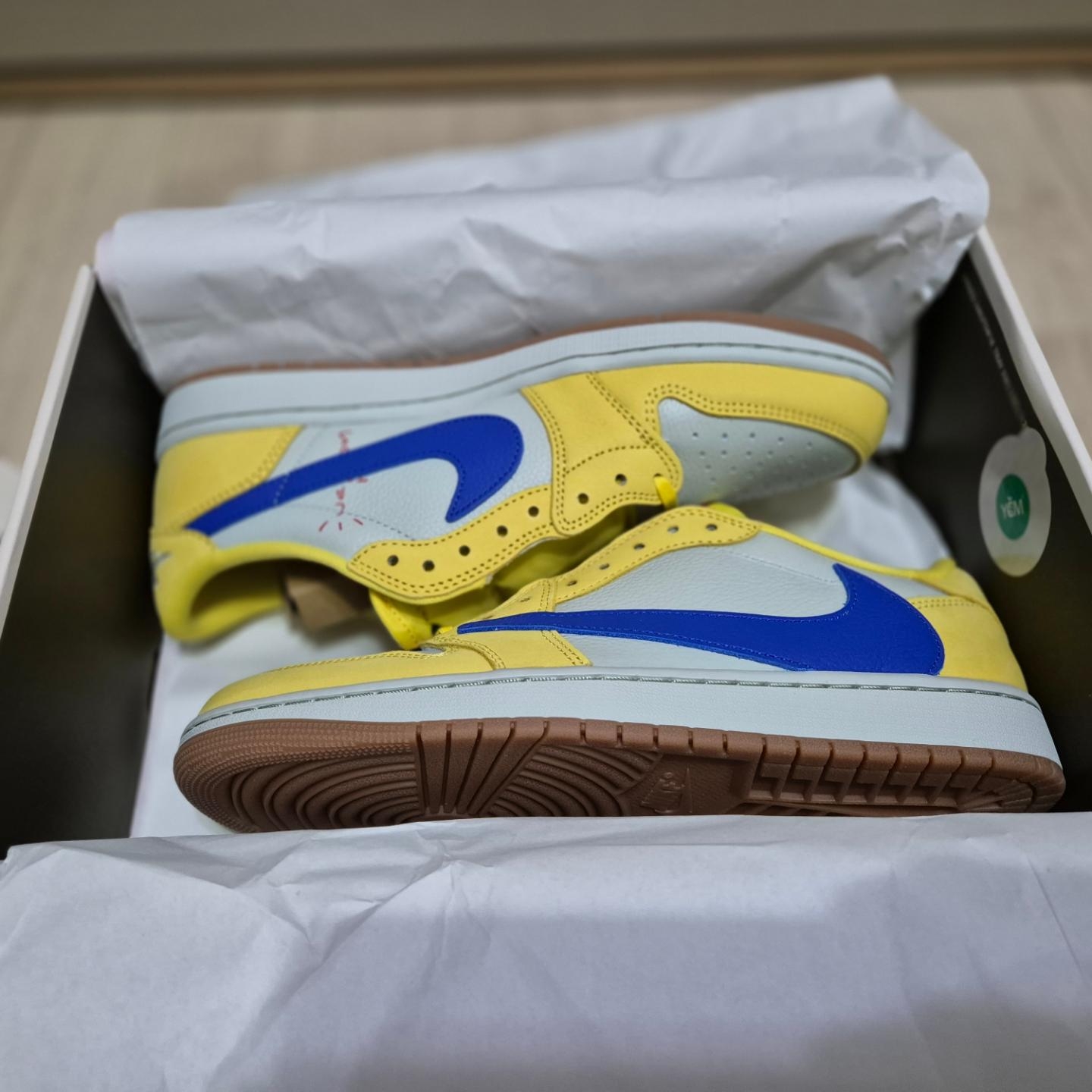 (W) Jordan 1 x Travis Scott Retro Low OG SP Canary 착용 스타일 - 3