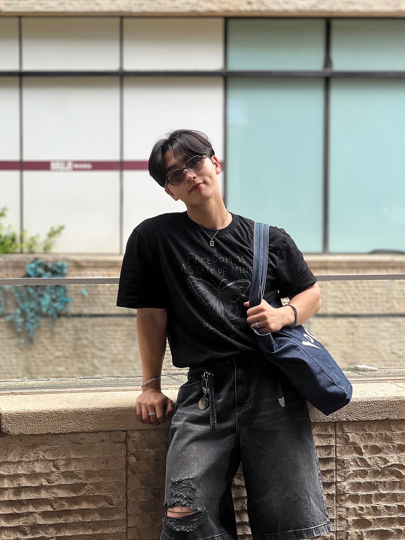 A.P.C. Daniela Shopping Bag Indigo 착용 스타일 - 4