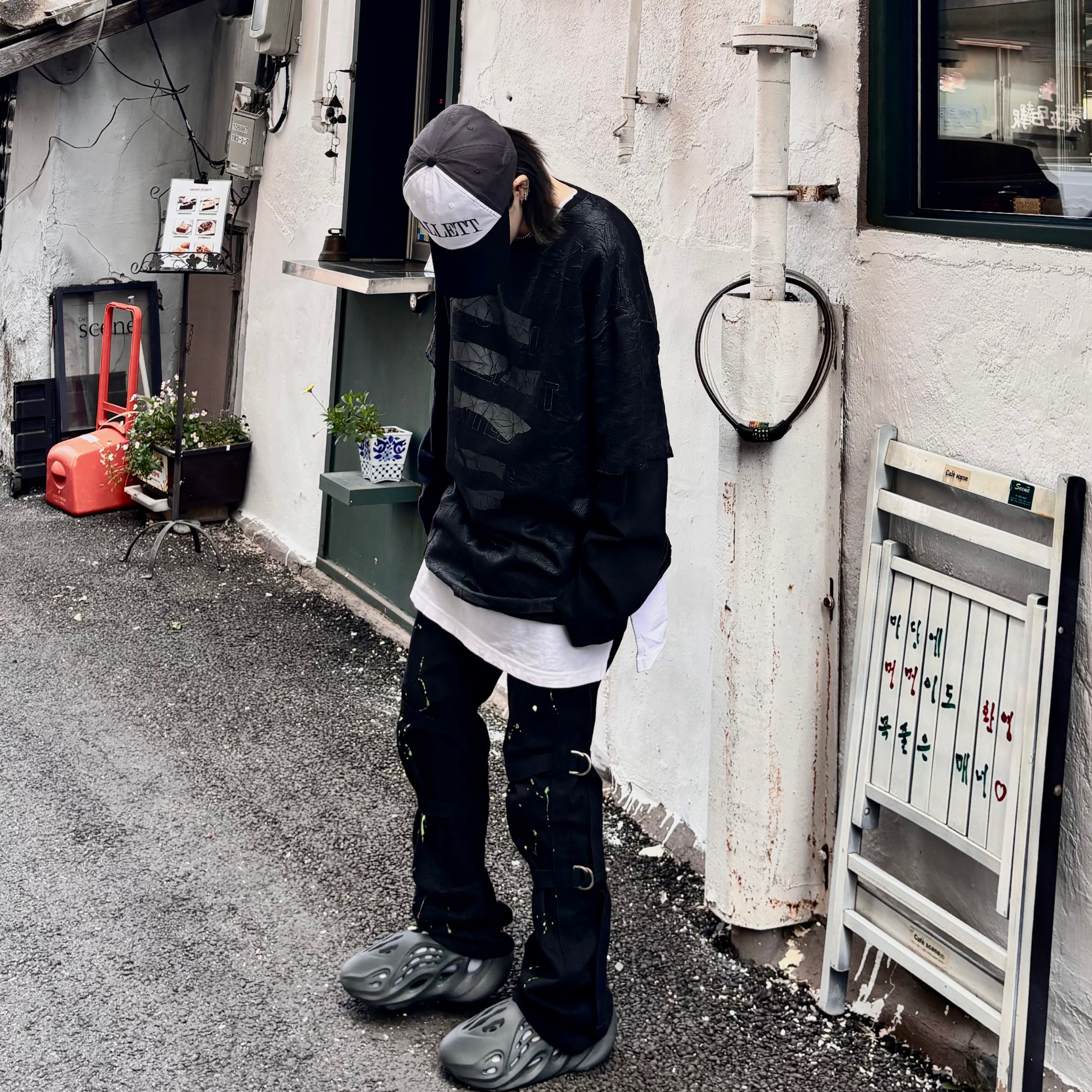 Adidas Yeezy Foam RNNR Carbon 착용 스타일 - 2