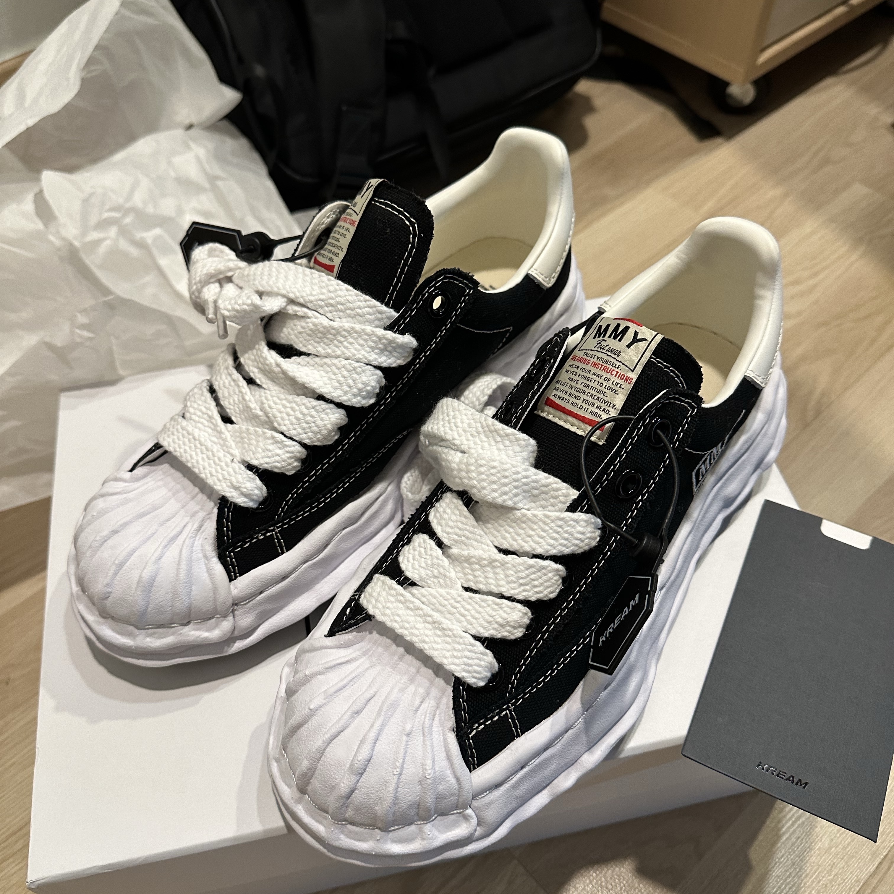 Maison Mihara Yasuhiro Blakey OG Sole Canvas Low-top Sneakers Black White 착용 스타일