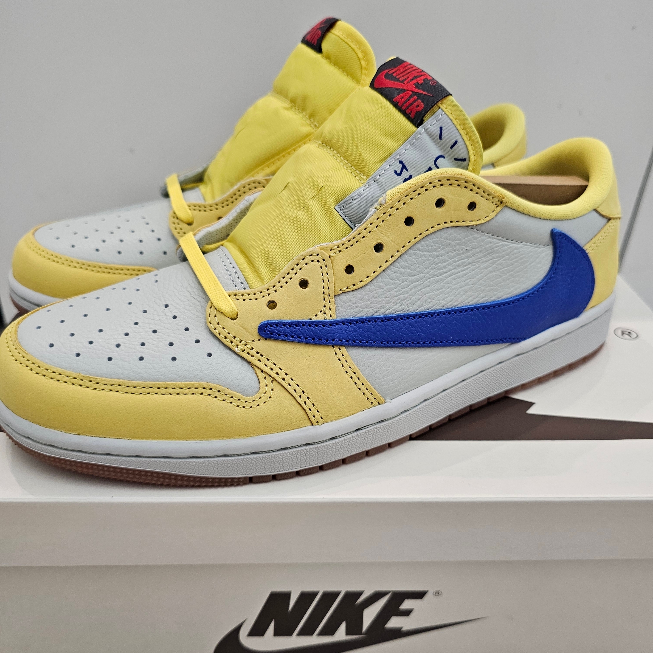 (W) Jordan 1 x Travis Scott Retro Low OG SP Canary 착용 스타일 - 3