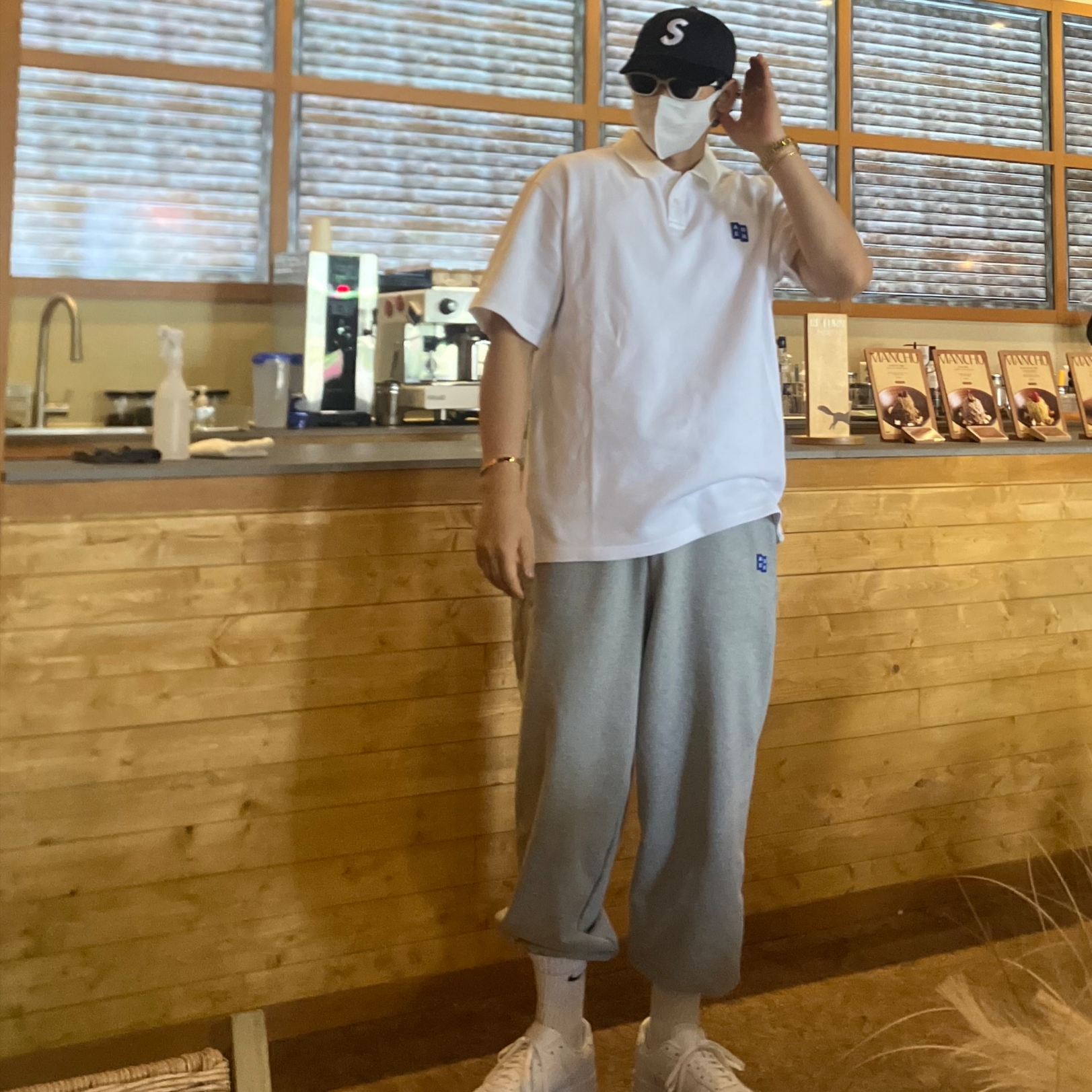 Nike Air Force 1 '07 Fresh Photon Dust, Ader Error Sig; TRS/BL Tag Polo T-Shirt 01 Oatmeal 착용 스타일