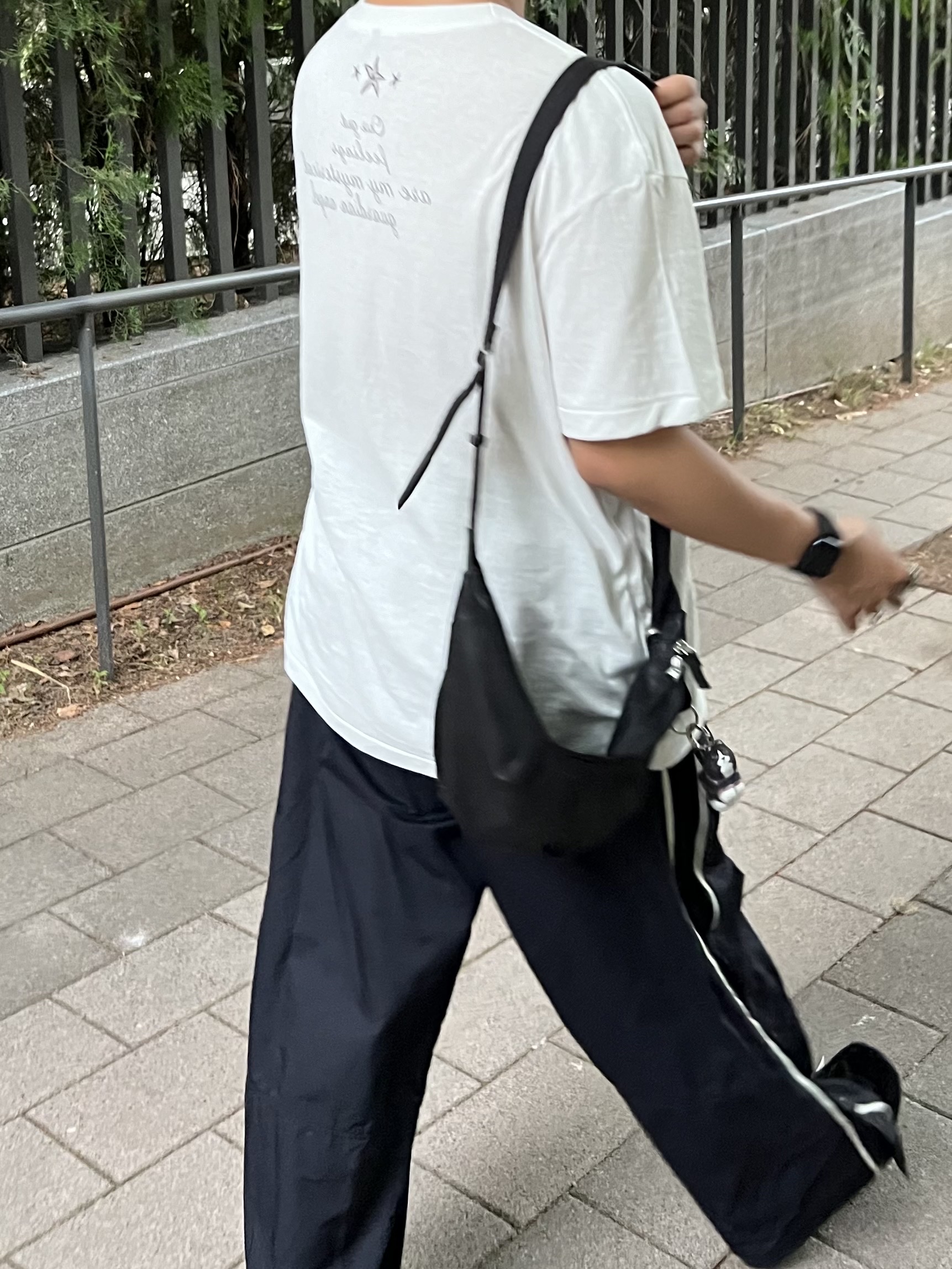 Polyteru HANK 1/2 Graphic T-Shirt 'Starmie' White, Polyteru Calf Bag Black Lambskin 착용 스타일 - 2