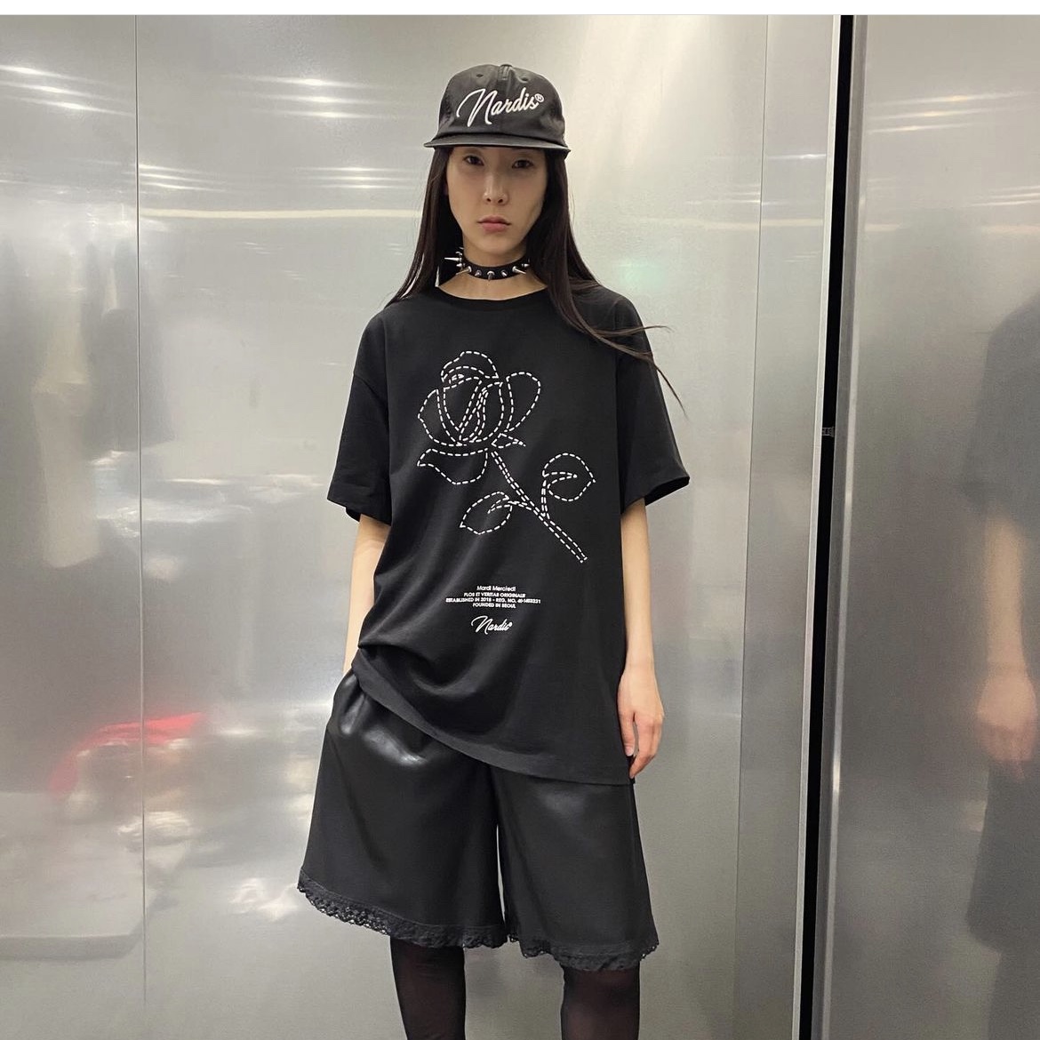 Mardi X Nardis Dot Rose T Shirt Box Fit Black, Mardi X Nardis Logo Ballcap 착용 스타일