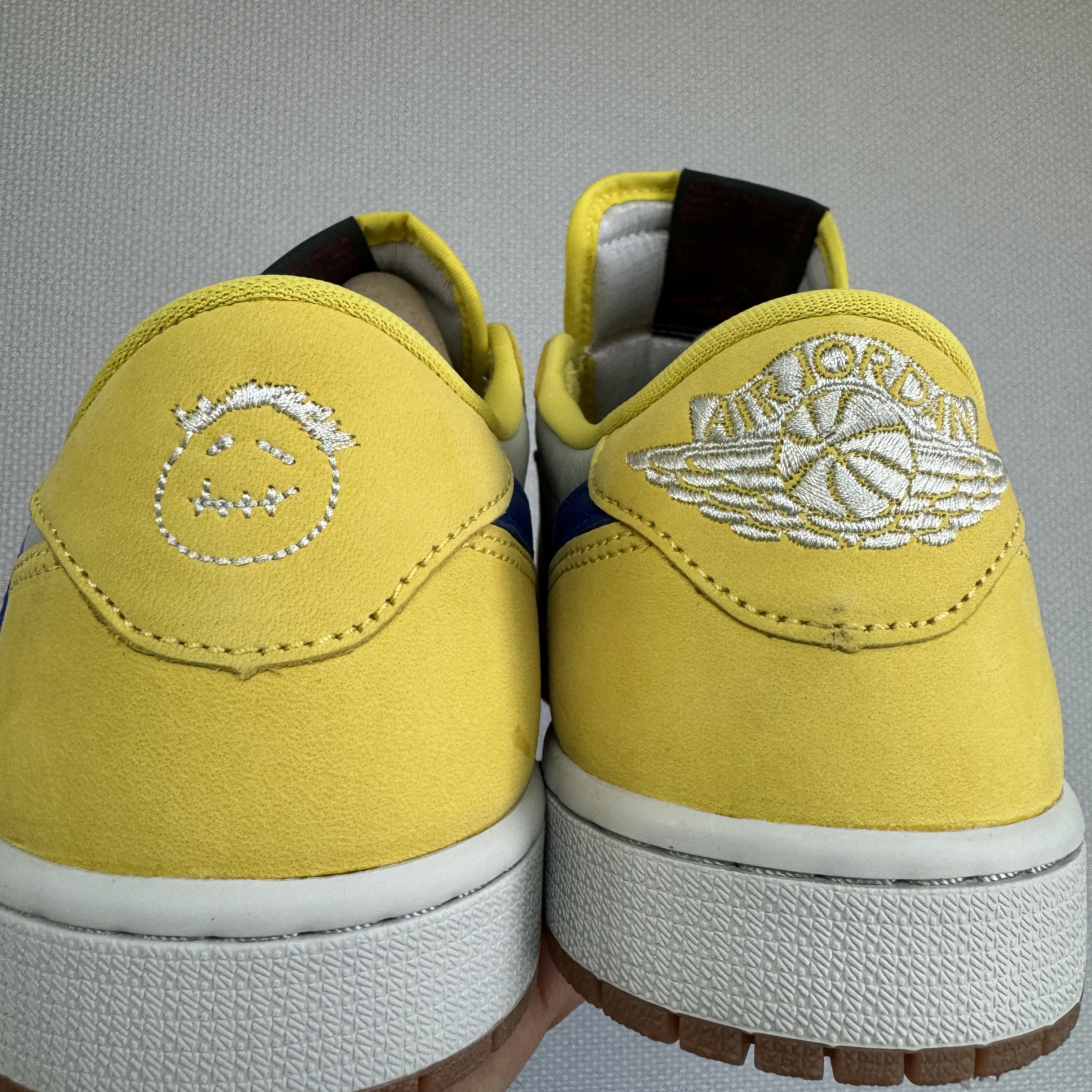 (W) Jordan 1 x Travis Scott Retro Low OG SP Canary 착용 스타일 - 2