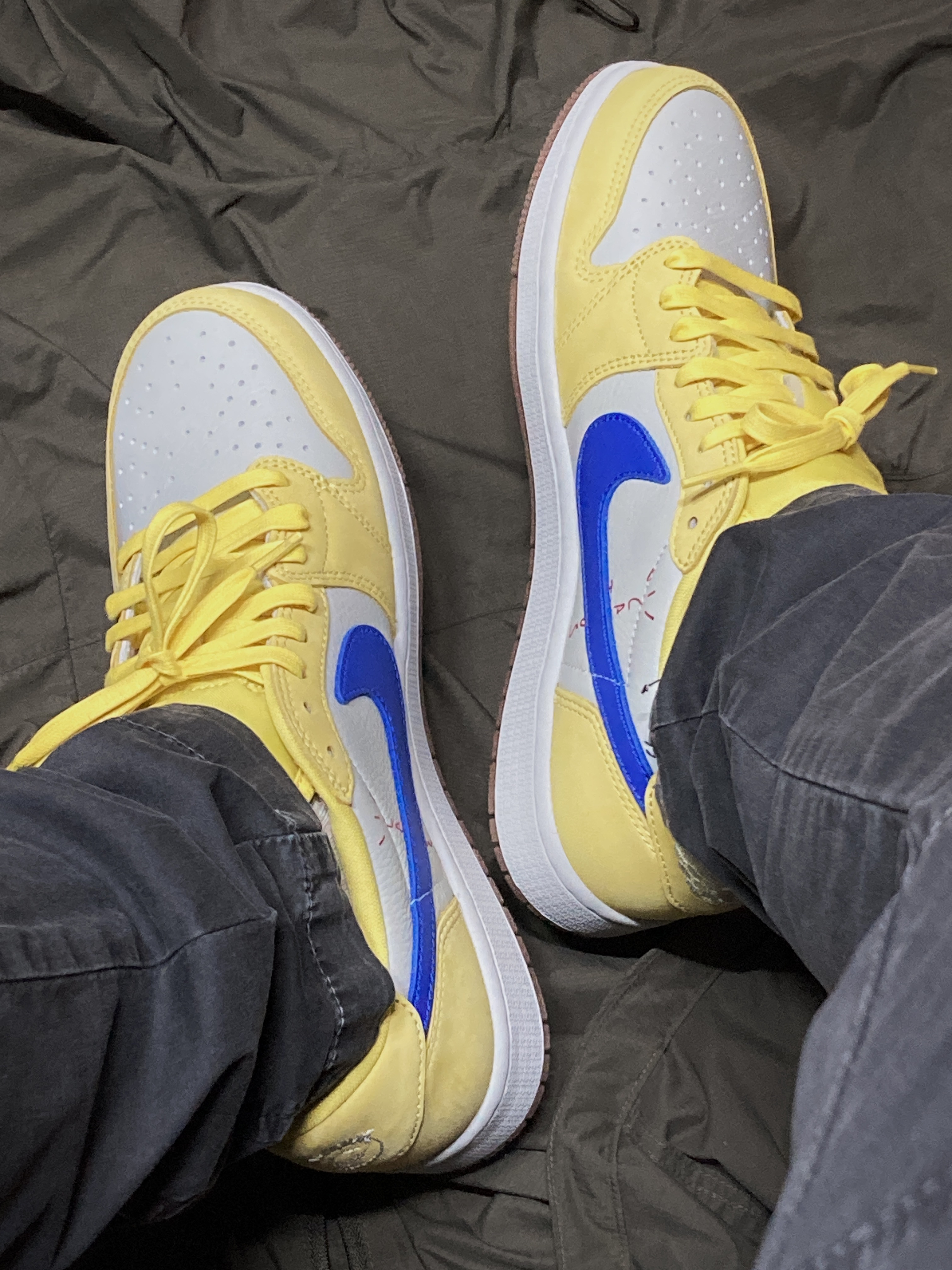 (W) Jordan 1 x Travis Scott Retro Low OG SP Canary 착용 스타일 - 8