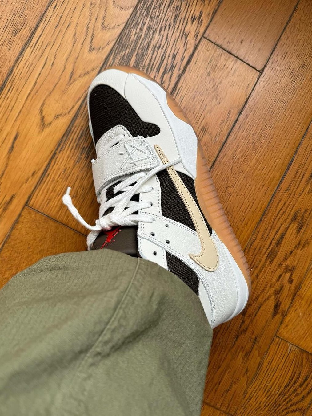 Jordan x Travis Scott Jumpman Jack TR Sail and Dark Mocha 착용 스타일 - 4