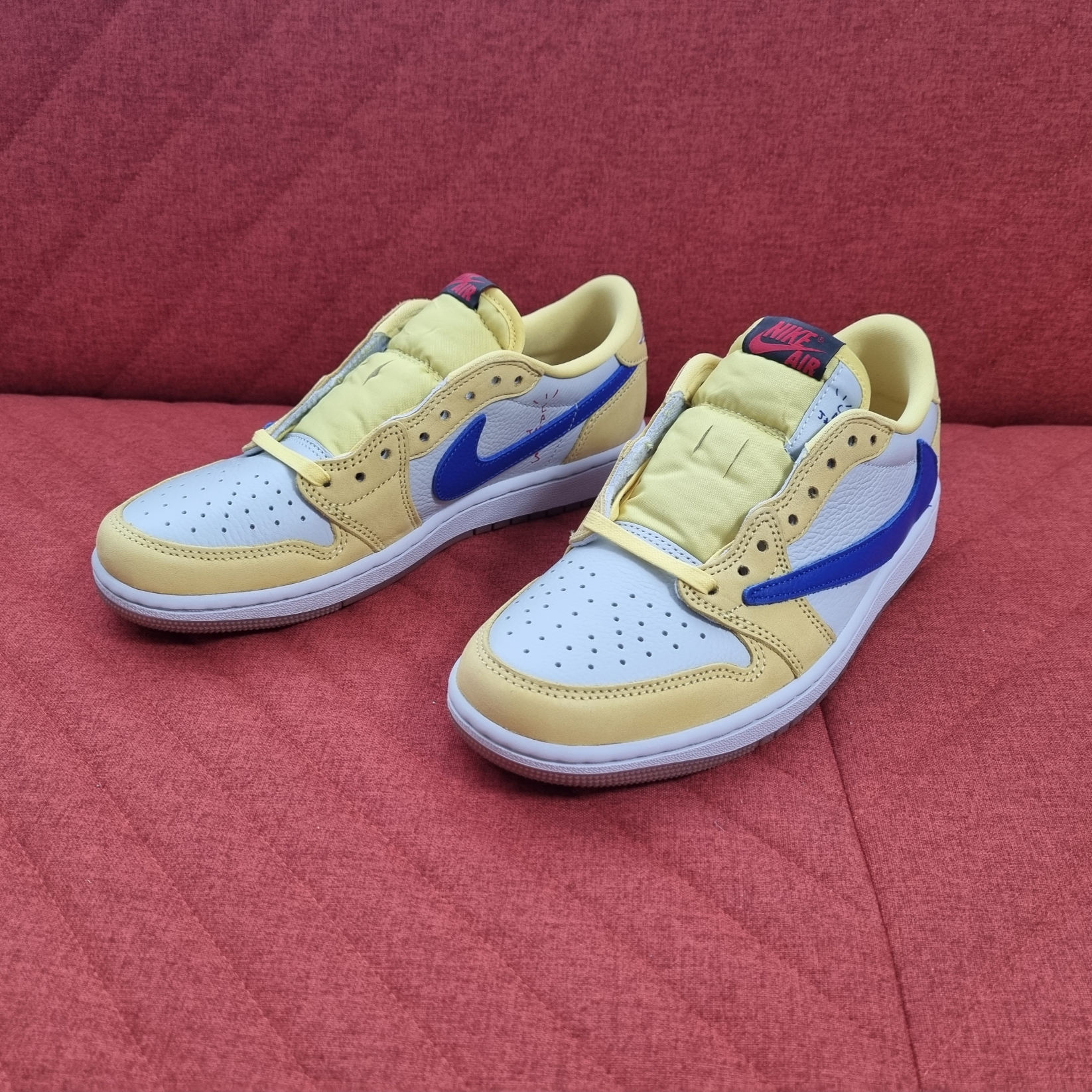 (W) Jordan 1 x Travis Scott Retro Low OG SP Canary 착용 스타일 - 4