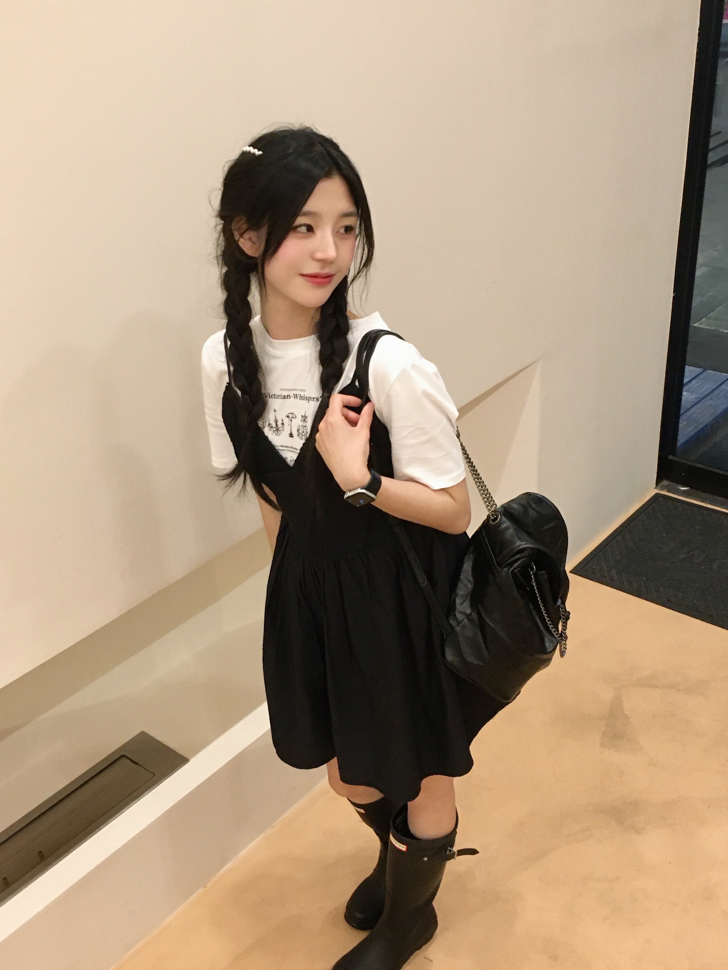 (W) Hunter Original Tall Rain Boots Black, Zara Soft Backpack Rock Black 착용 스타일 - 3