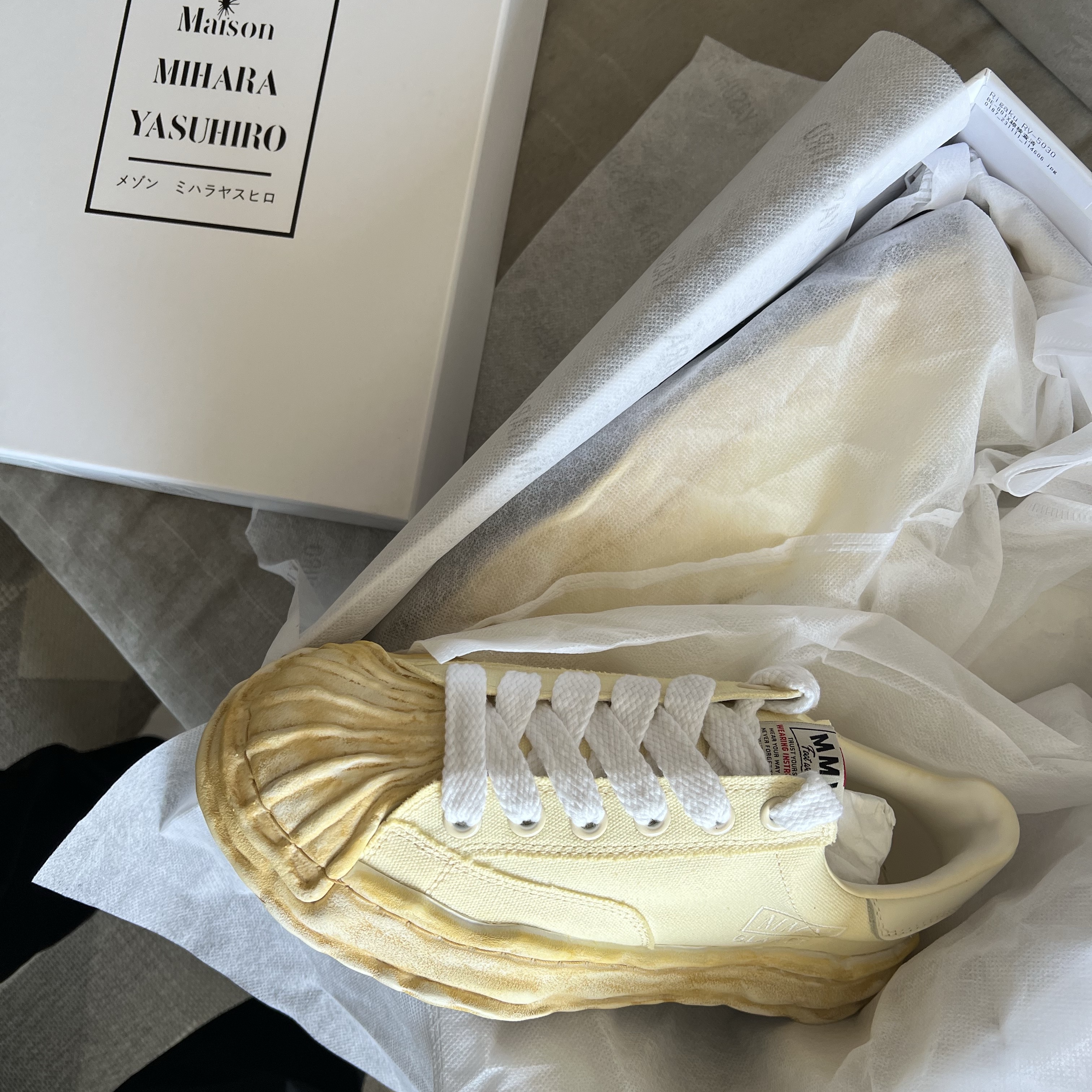 Maison Mihara Yasuhiro Blakey OG Sole Canvas Over Dyed Low-top Sneakers White 착용 스타일