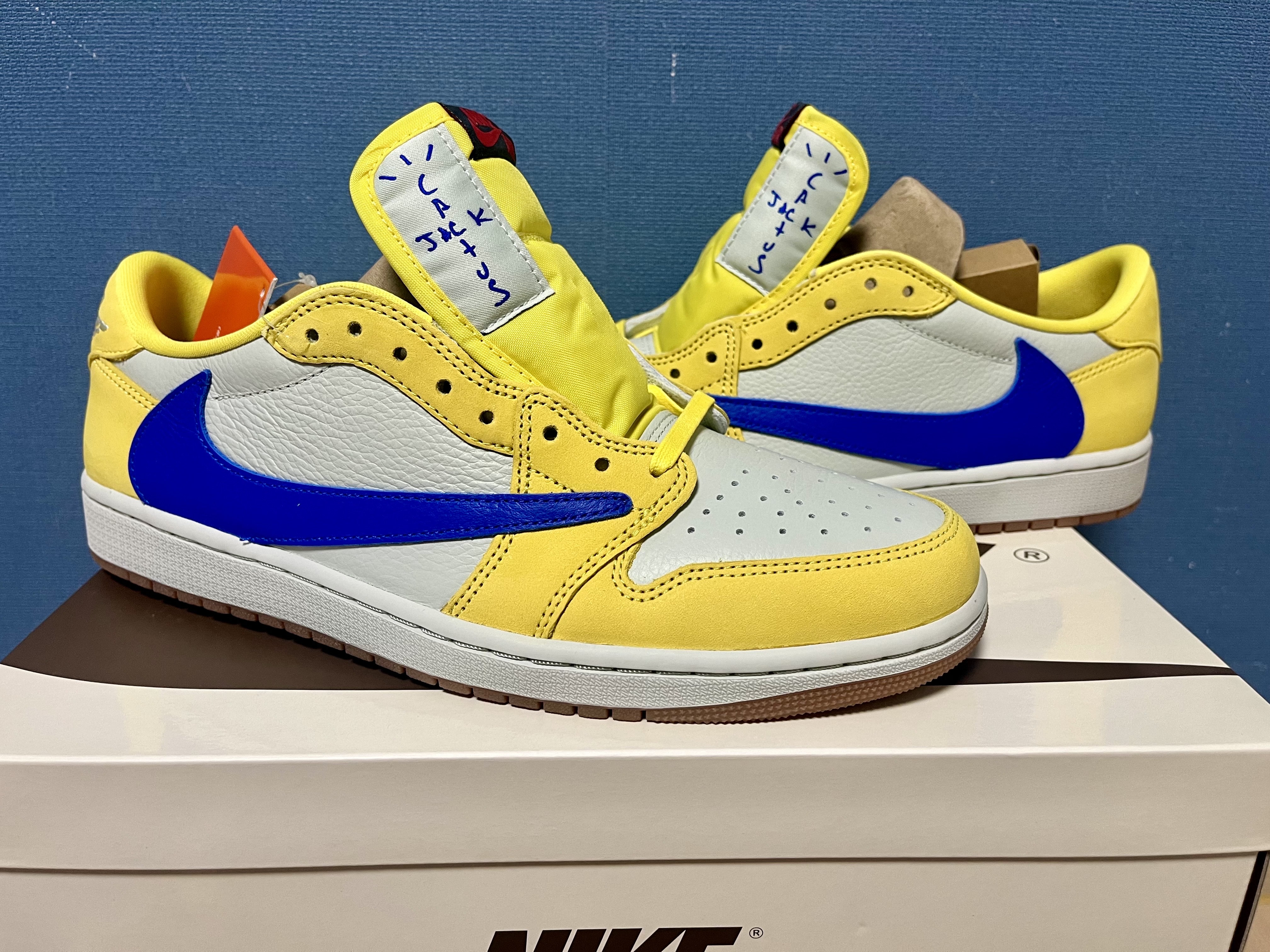 (W) Jordan 1 x Travis Scott Retro Low OG SP Canary 착용 스타일 - 2