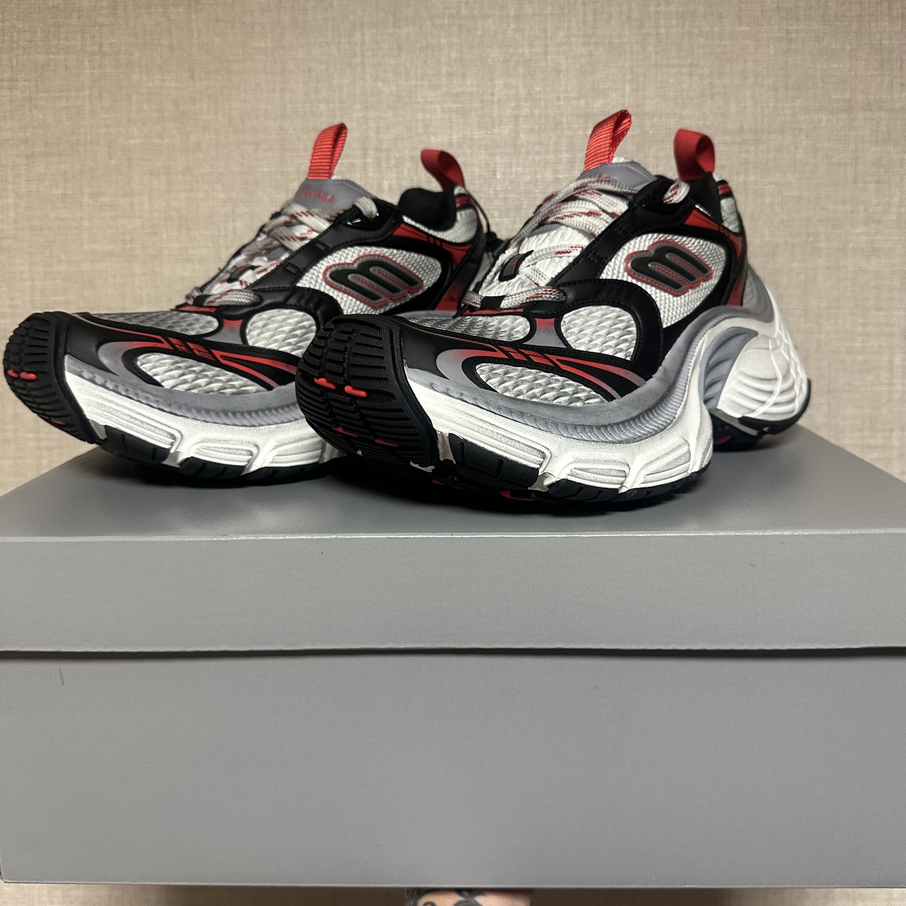 Balenciaga 10XL Sneakers Grey White Red 착용 스타일
