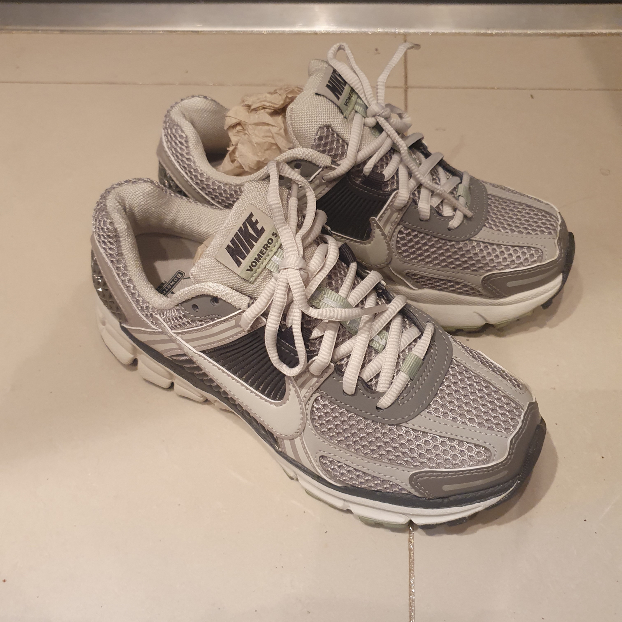 (W) Nike Zoom Vomero 5 Cobblestone and Flat Pewter 착용 스타일