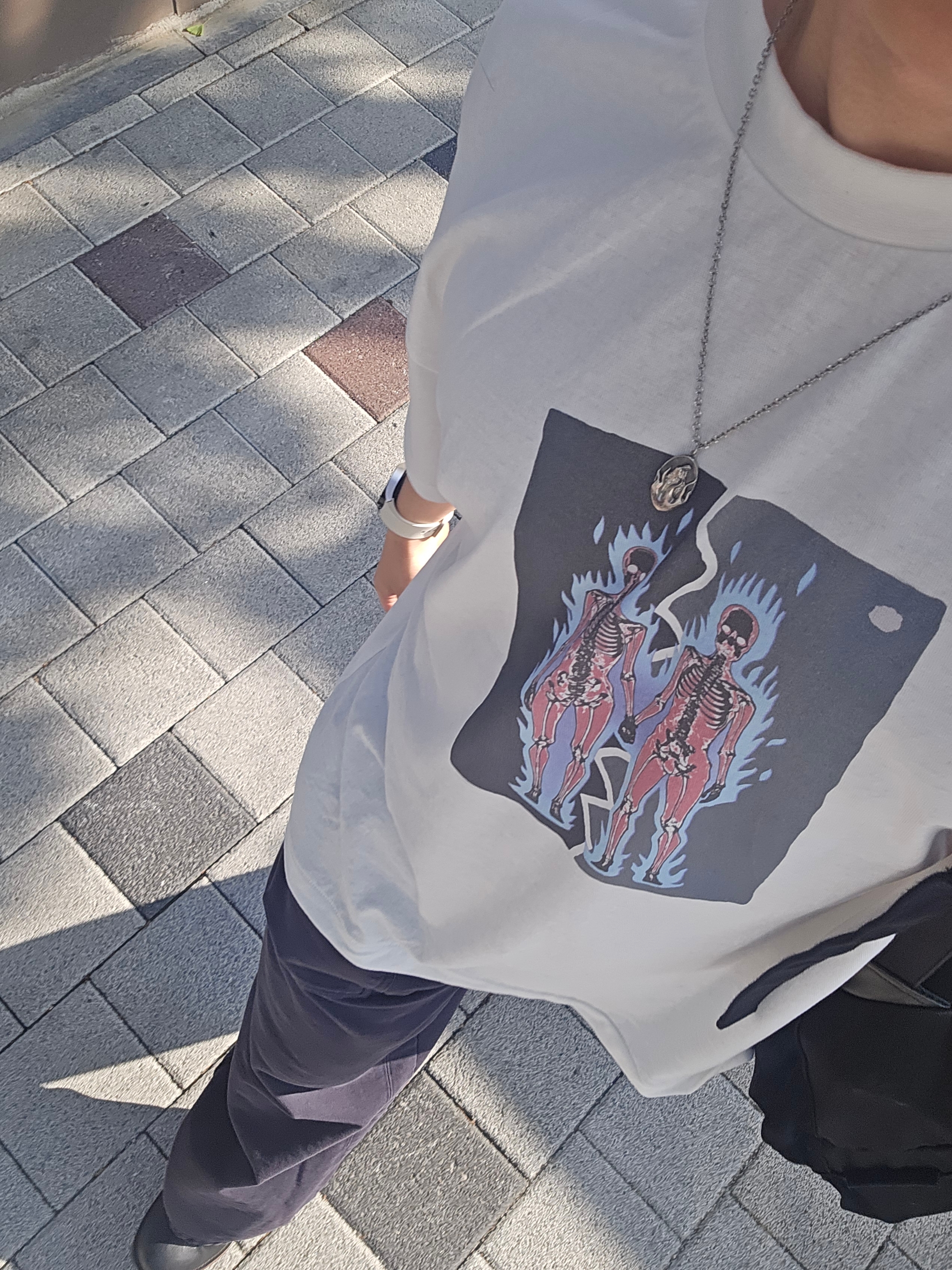 Polyteru 1/2 Graphic T-Shirt 'Skull Couple' White, Polyteru 1 Tuck Gosima Pants Deep Charcoal 착용 스타일 - 1