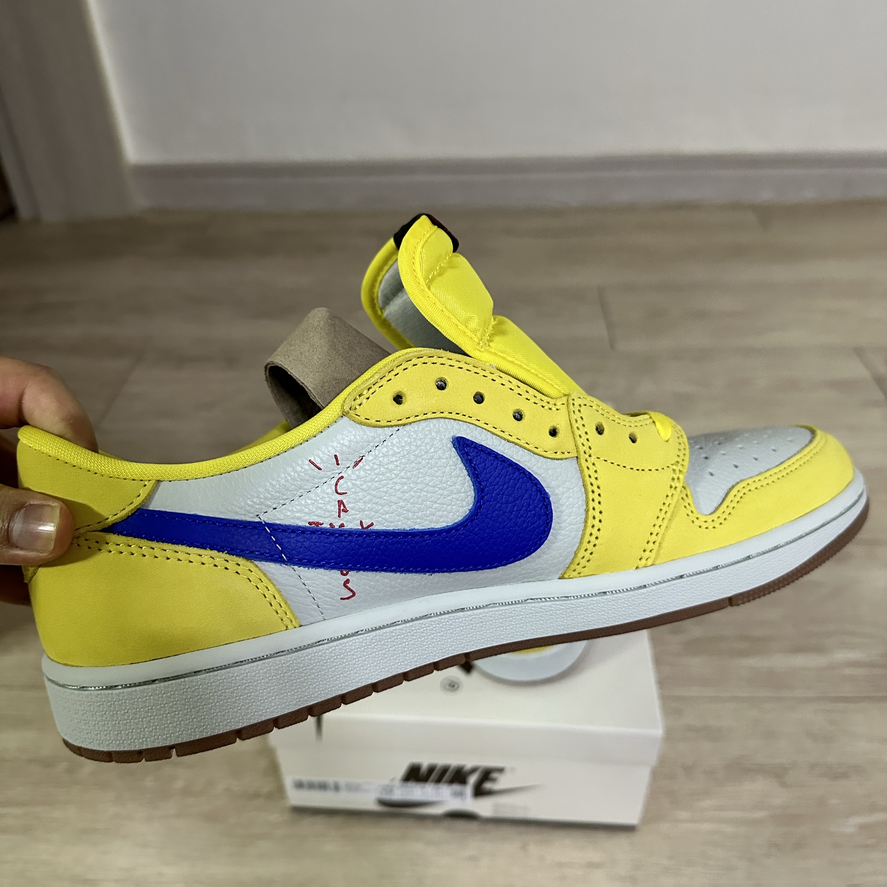 (W) Jordan 1 x Travis Scott Retro Low OG SP Canary 착용 스타일 - 6