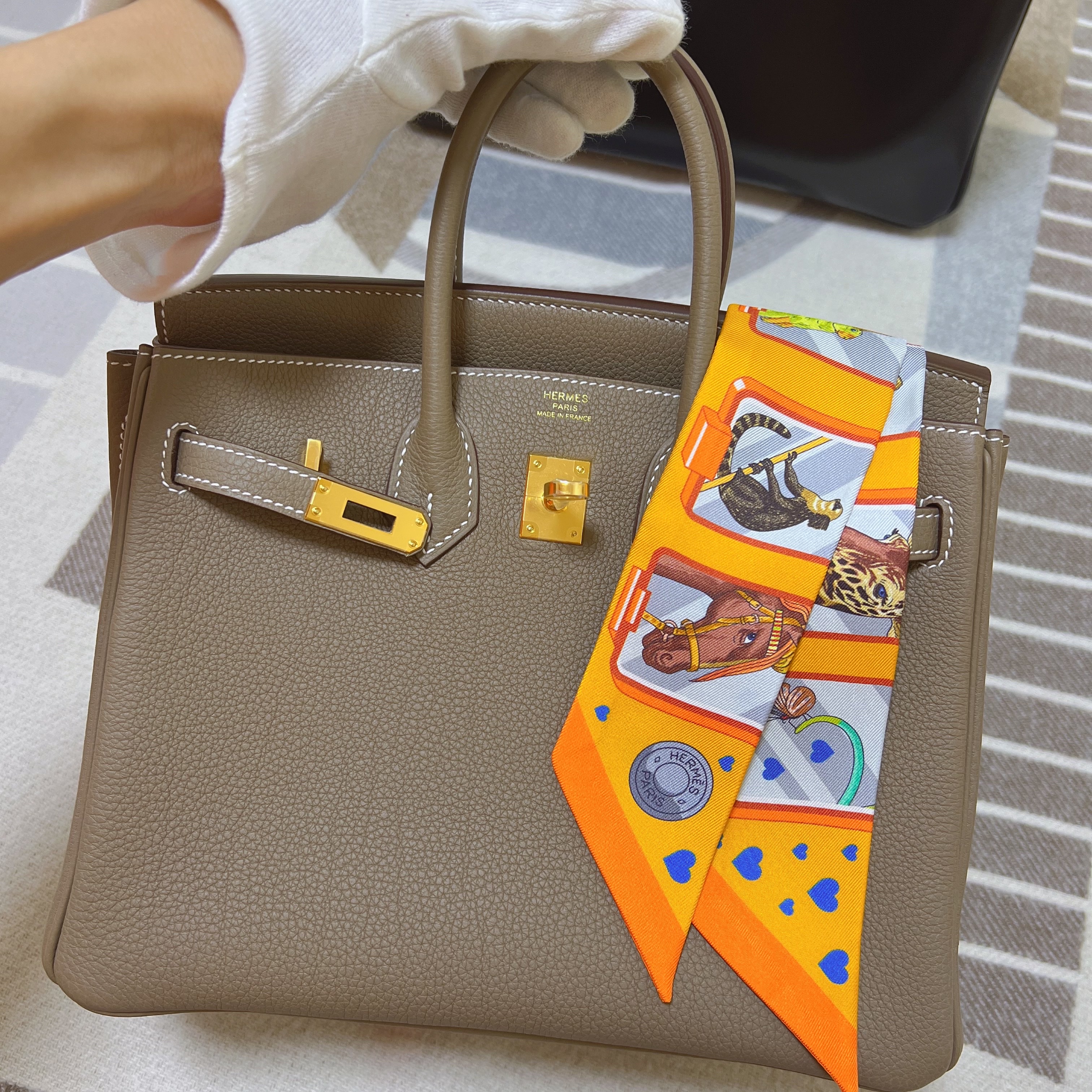 (W) Hermes Story Twilly Mangue Gris Multicolore 착용 스타일 - 2