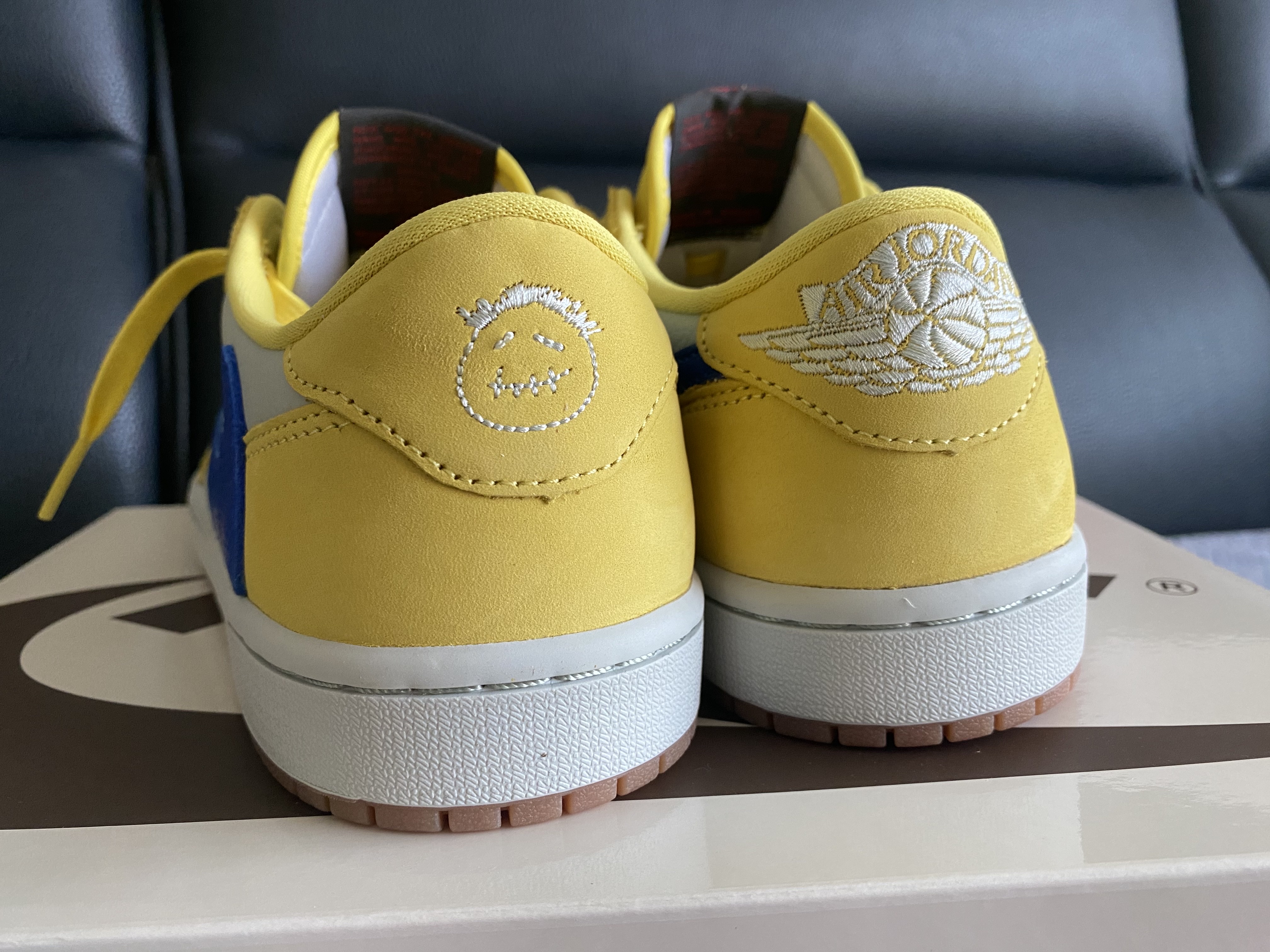 (W) Jordan 1 x Travis Scott Retro Low OG SP Canary 착용 스타일 - 3