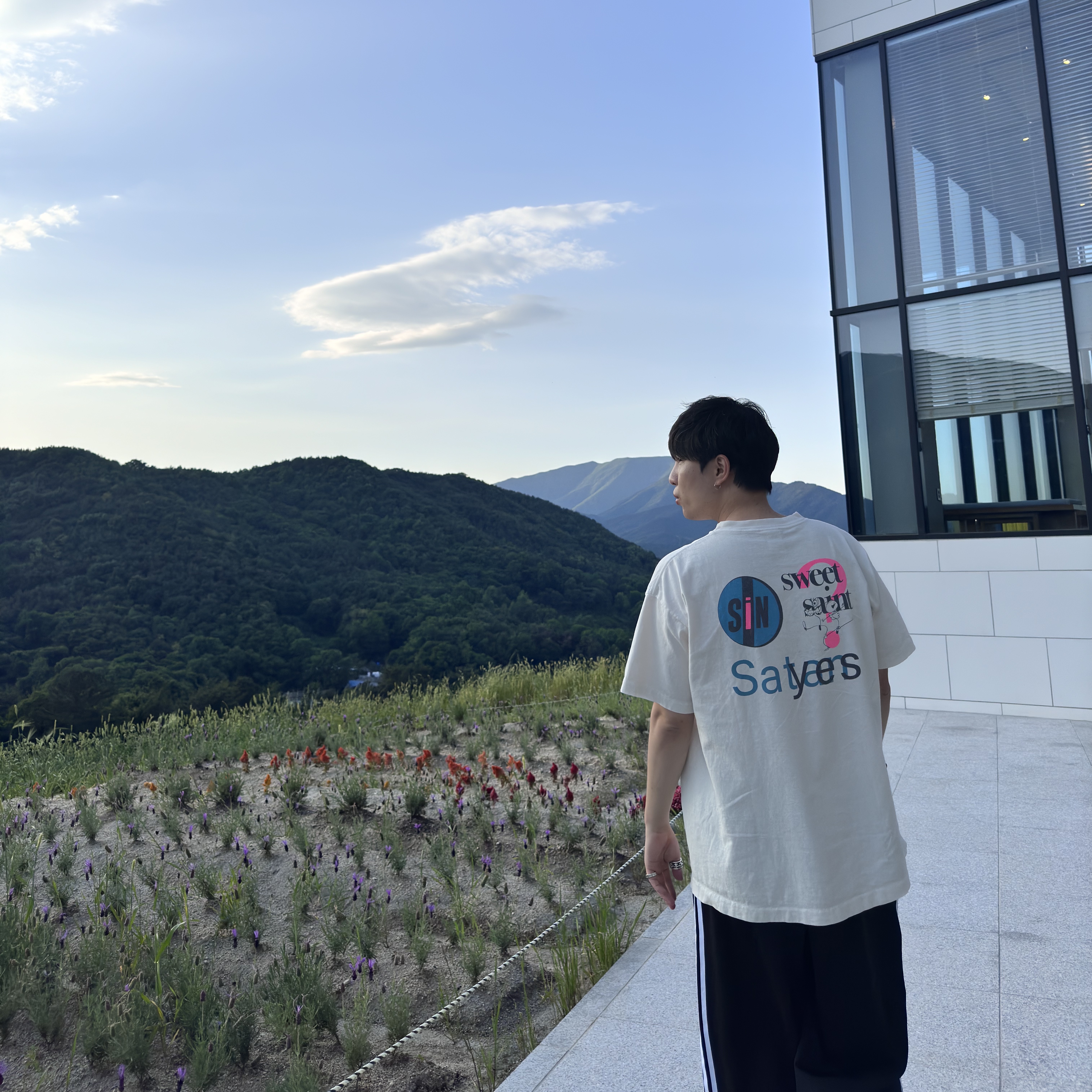 Saint Mxxxxxx Sweet Saint S/S T-Shirt White, (W) Rick Owens Geobasket Sneakers Black Milk 착용 스타일 - 2