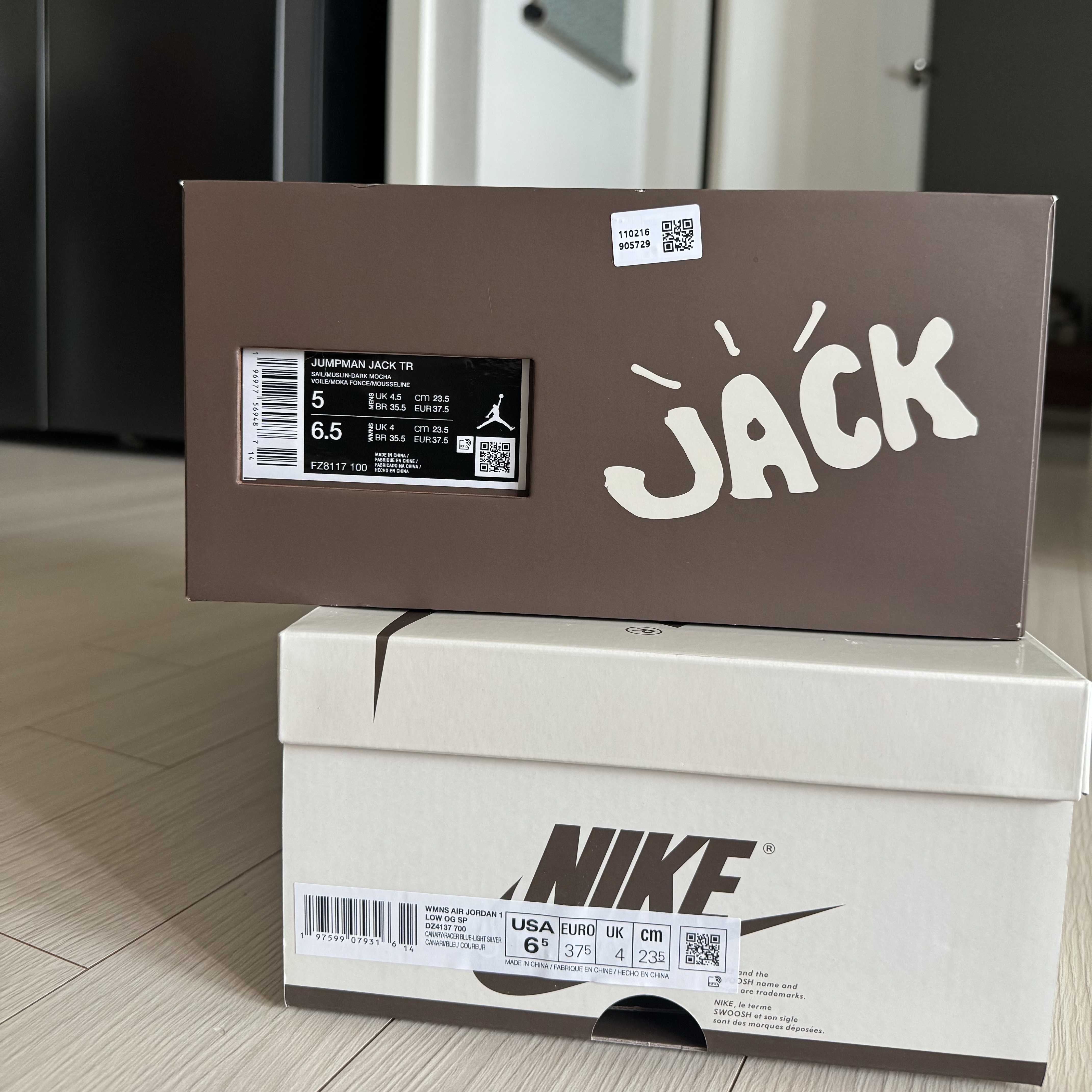 (W) Jordan 1 x Travis Scott Retro Low OG SP Canary, Jordan x Travis Scott Jumpman Jack TR Sail and Dark Mocha 착용 스타일 - 1